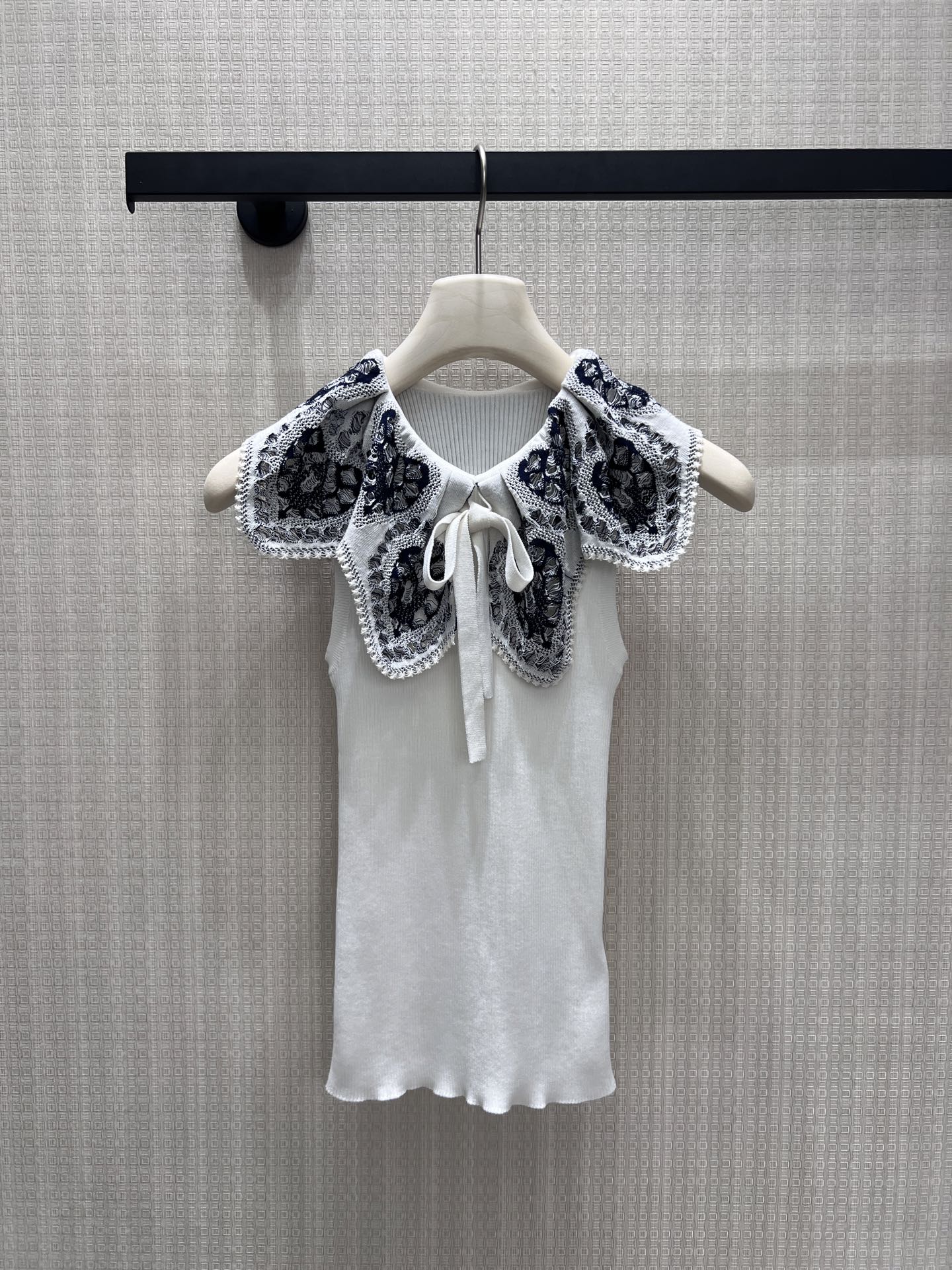 NO:865257,26 spring and summer new product Dio** lace collar knitted short-sleeved top is a sophisticated way to put romance on the body. The heavy embroidered lace tie has a retro paisley pattern, which collides with the slim-fitting off-white knitted fabric to create an elegant texture. The bow details hide ingenuity, and the skin-friendly fabric is both drape and breathable. The same model from Reba comes with a soft light filter, making it easy to wear French elegance and gentle style. Ready for sale sml, dior, T-shirt, ties,1986090926春夏新品 Dio**蕾丝领针织短袖上衣,是把浪漫穿在身上的精致.重工刺绣蕾丝领带着复古佩斯利纹样,与修身米白针织碰撞出优雅质感.蝴蝶结细节暗藏巧思,亲肤面料兼具垂坠与透气,热巴同款自带柔光滤镜,轻松穿出法式贵气与温柔格调.现货出售smL,,dior,T-shirt,ties,,Women's clothing