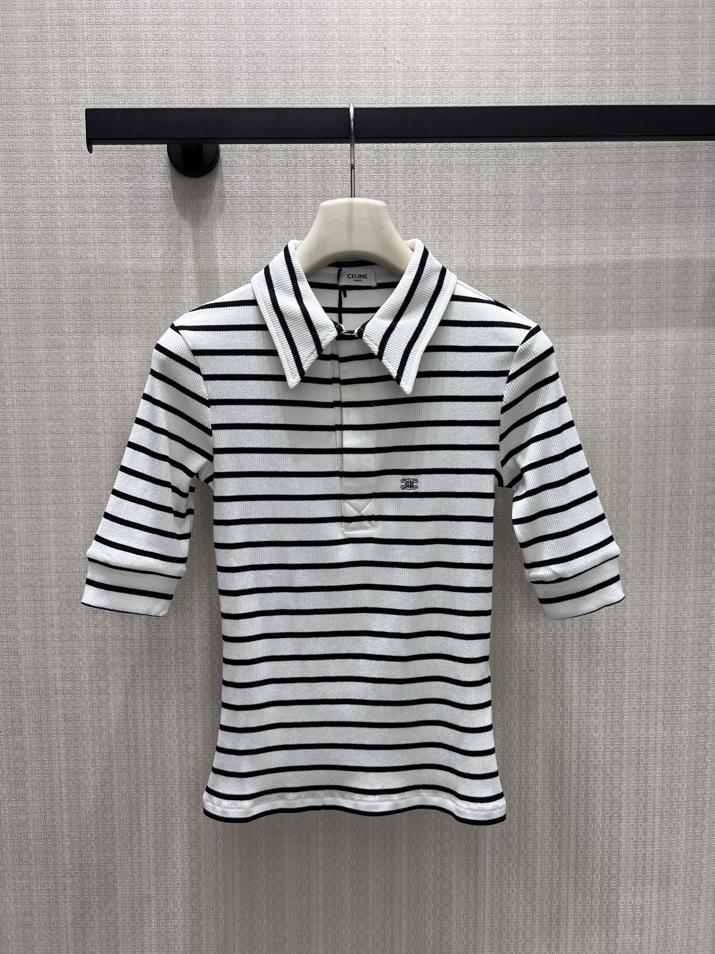 NO:865308,26 spring and summer new product Cel** classic striped Polo short-sleeved sweater, which combines French relaxation and neat tailoring. The black and white horizontal stripes bring high-level recognition, the pointed collar and half placket design replicate the retro college texture, and the embroidered logo on the chest highlights the style in a low-key manner. The slim pit fabric fits the body shape, and the three-quarter sleeves balance neatness and gentleness. It is suitable for a variety of combinations and can easily be worn with a casual and high-end sense of old money style. Ready for sale smL, T-shirt,1986090926春夏新品Cel**经典条纹Polo短袖针织衫,将法式松弛与利落剪裁融为一体.黑白横条纹自带高级辨识度,尖领与半开襟设计复刻复古学院质感,胸口刺绣徽标低调彰显格调.修身坑条面料贴合身形,五分袖平衡利落与温柔,适配多种搭配,轻松穿出老钱风的随性高级感.现货出售smL,,T-shirt,,Women's clothing