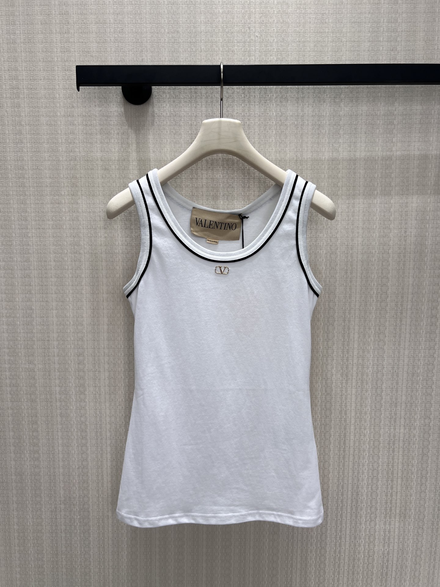 NO:909925,26 spring and summer new product Vale** basic T/vest with contrasting edges, a texture that never goes wrong in the wardrobe. Available in classic black and white, the neat black edge outlines the round neck line, and the metal V logo on the chest low-key highlights the brand style. The soft and waxy skin-friendly fabric fits the body shape and is not tight. The short sleeves and vests are suitable for different scenes. They are neat and noble when worn alone, and can be easily worn when layered to give an effortless sense of luxury. Ready for sale smL  Actual detailed pictures,,valentino,T-shirt,1986090926春夏新品 Vale**撞色边基础T/背心,是衣橱永不出错的质感担当.经典黑白双色可选,利落黑边勾勒圆领线条,胸口金属V徽标低调彰显品牌格调.软糯亲肤面料贴合身形,修身不紧绷,短袖与背心两款适配不同场景,单穿利落显贵,叠搭也能轻松穿出不费力的高级感.现货出售smL 实拍细节图,,valentino,T-shirt,,Women's clothing