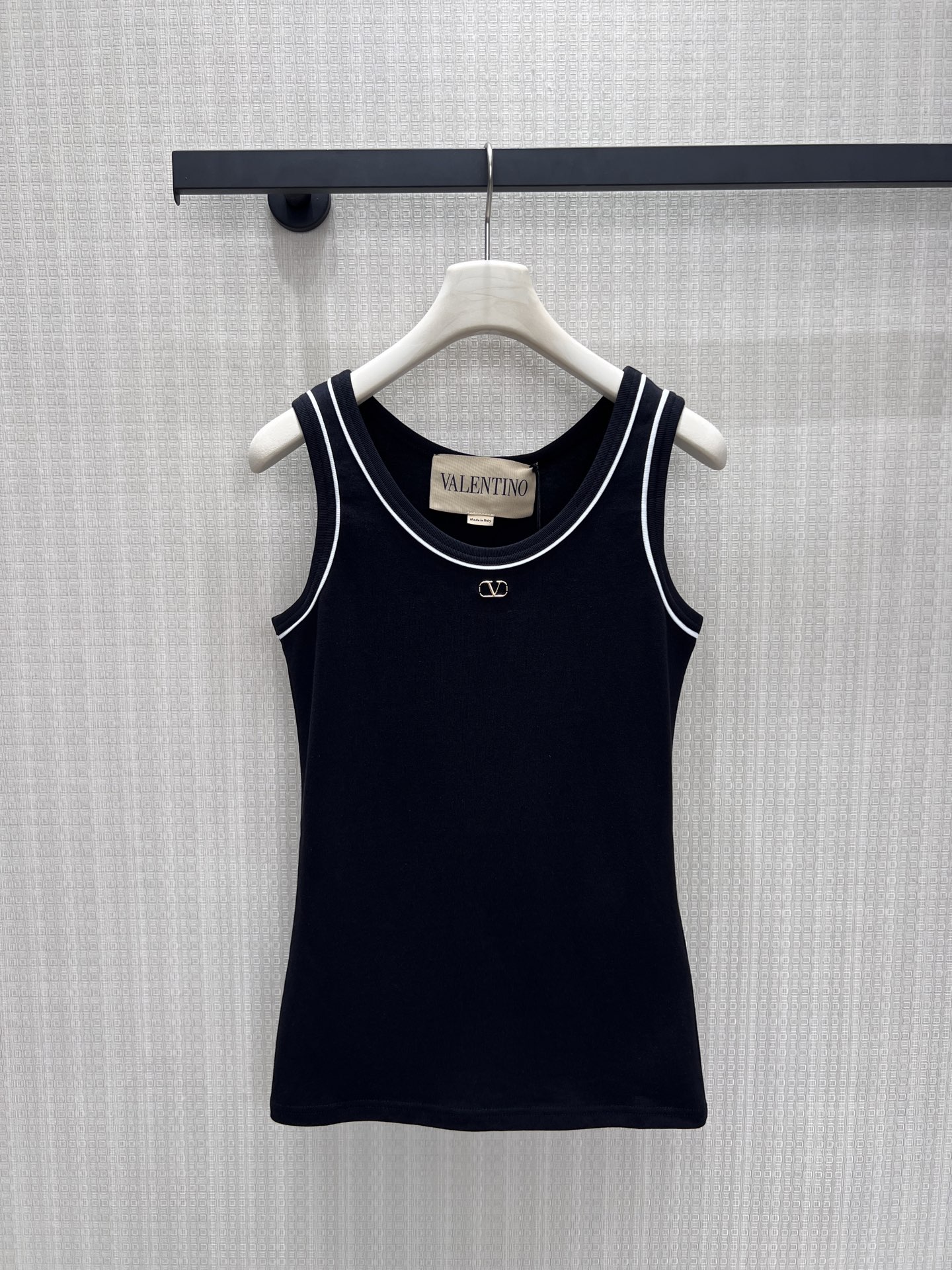 NO:878739,26 spring and summer new product Vale** basic T/vest with contrasting edges, a texture that never goes wrong in the wardrobe. Available in classic black and white, the neat black edge outlines the round neck line, and the metal V logo on the chest low-key highlights the brand style. The soft and waxy skin-friendly fabric fits the body shape, slim fit and is not tight. The short sleeves and vests are suitable for different scenes. They are neat and noble when worn alone, and can be easily worn when layered to give an effortless sense of luxury. Ready for sale smL, valentino, T-shirt,1986090926春夏新品 Vale**撞色边基础T/背心,是衣橱永不出错的质感担当.经典黑白双色可选,利落黑边勾勒圆领线条,胸口金属V徽标低调彰显品牌格调.软糯亲肤面料贴合身形,修身不紧绷,短袖与背心两款适配不同场景,单穿利落显贵,叠搭也能轻松穿出不费力的高级感.现货出售smL,,valentino,T-shirt,,Women's clothing