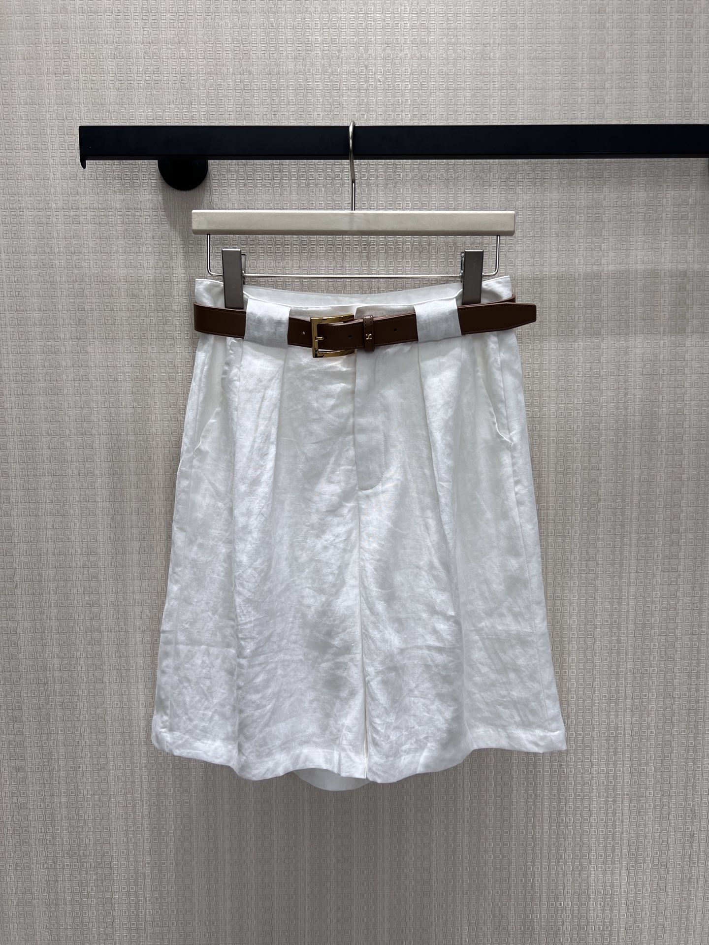NO:867191,26 spring and summer new product, niche linen white shorts, are a unique gentle narrative of summer. The lines are outlined with neat tailoring, the draped fabric has its own breathable texture, and the pleated design weakens the waist and abdomen lines. It is paired with a brown belt with a gold buckle of the same color to bring the retro texture into daily life. The unintentional sense of relaxation is suitable for commuting and weekends, and it is easy to wear effortlessly French high-end. Ready for sale smL, shorts,1986090926春夏新品 小众亚麻白短裤 ,是夏日独有的温柔叙事.以利落剪裁勾勒线条,垂坠面料自带透气肌理,压褶设计弱化腰腹线条,搭配同色系金扣棕皮带,把复古质感揉进日常.不刻意的松弛感,适配通勤与周末,轻松穿出不费力的法式高级.现货出售smL,,shorts,,Women's clothing