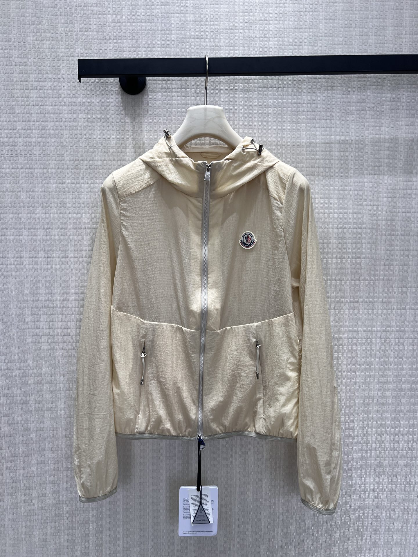 NO:865368,The new spring and summer 26 Mon** hooded sun protection jacket brings comfort and luxury to the body. The light textured fabric has a cool feeling, the short version is neat and proportional, the milky white is soft and navy blue is neat, and it is suitable for different wearing styles. The brand's iconic logo is embellished, and the hooded design takes into account both practicality and style. It can easily create an effortless sense of nobility when commuting or traveling. Ready for sale smL,, jackets & coats, hats,1986090926春夏新品Mon**连帽防晒外套,把舒适与高级感穿在身上.轻薄肌理面料自带凉感,短款版型利落显比例,奶白温柔藏青利落,适配不同穿搭风格.品牌标志性徽标点缀,连帽设计兼顾实用性与造型感,通勤、出游都能轻松打造不费力的贵气感.现货出售smL,,jackets & coats,hats,,Women's clothing