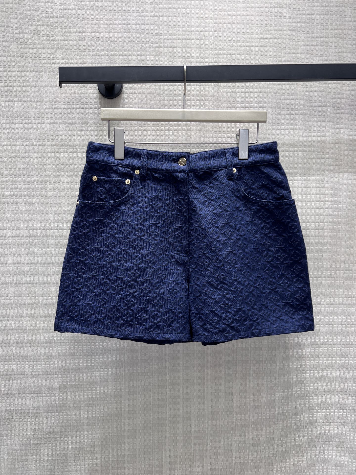 NO:868490,New product for spring and summer 26, L*V navy blue embossed denim shorts are a relaxed item that incorporates classic Monogram into daily life. The navy blue tone comes with advanced filters, and the three-dimensional embossed texture makes the denim farewell to monotony. The high-waisted version can easily optimize the proportions. Paired with white T or silk shirt stripes, it is suitable for the entire series. Effortlessly wear luxury brand texture. Ready for sale smL, shorts, shirts, real silk,1986090926春夏新品 L*V藏蓝压纹牛仔短裤,是把经典Monogram揉进日常的松弛感单品.藏蓝调自带高级滤镜,立体压纹肌理让丹宁告别单调,高腰版型轻松优化比例.搭配白T或真丝衬衫条纹都适配整个系列入手 不费力穿出奢牌质感.现货出售smL,,shorts,shirts,real silk,,Women's clothing