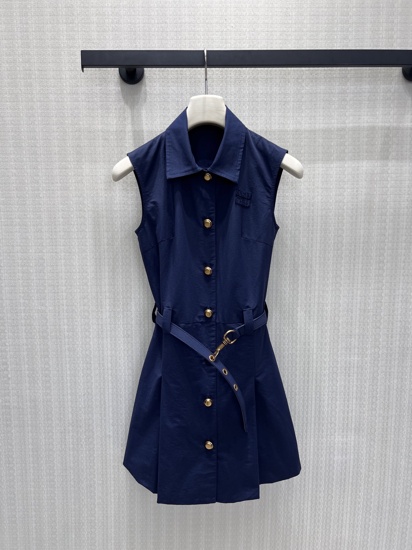 NO:867316,26 spring and summer new dress Miu** is a navy blue sleeveless shirt dress, replicating the neat elegance of the academic school. Customized gold buttons are arranged along the placket, the same color belt accurately outlines the waistline, and the neat lapel highlights the swan neckline. The low-key embroidery on the chest hides the logo, and the A-line skirt is neat and neat, with a girlish sense of delicacy. It can be worn for commuting and dating with effortless elegance. Ready for sale smL,, miumiu, skirts, shirts,1986090926春夏新品连衣裙 Miu**系藏青无袖衬衫裙,复刻学院派的利落优雅.定制金扣沿门襟排开,同色腰带精准勾勒腰线,利落翻领衬出天鹅颈线.胸前低调刺绣暗藏标识,A字裙摆垂坠利落,利落又带着少女的娇俏感,通勤约会都能穿出不费力的贵气.现货出售smL,,miumiu,skirts,shirts,,Women's clothing