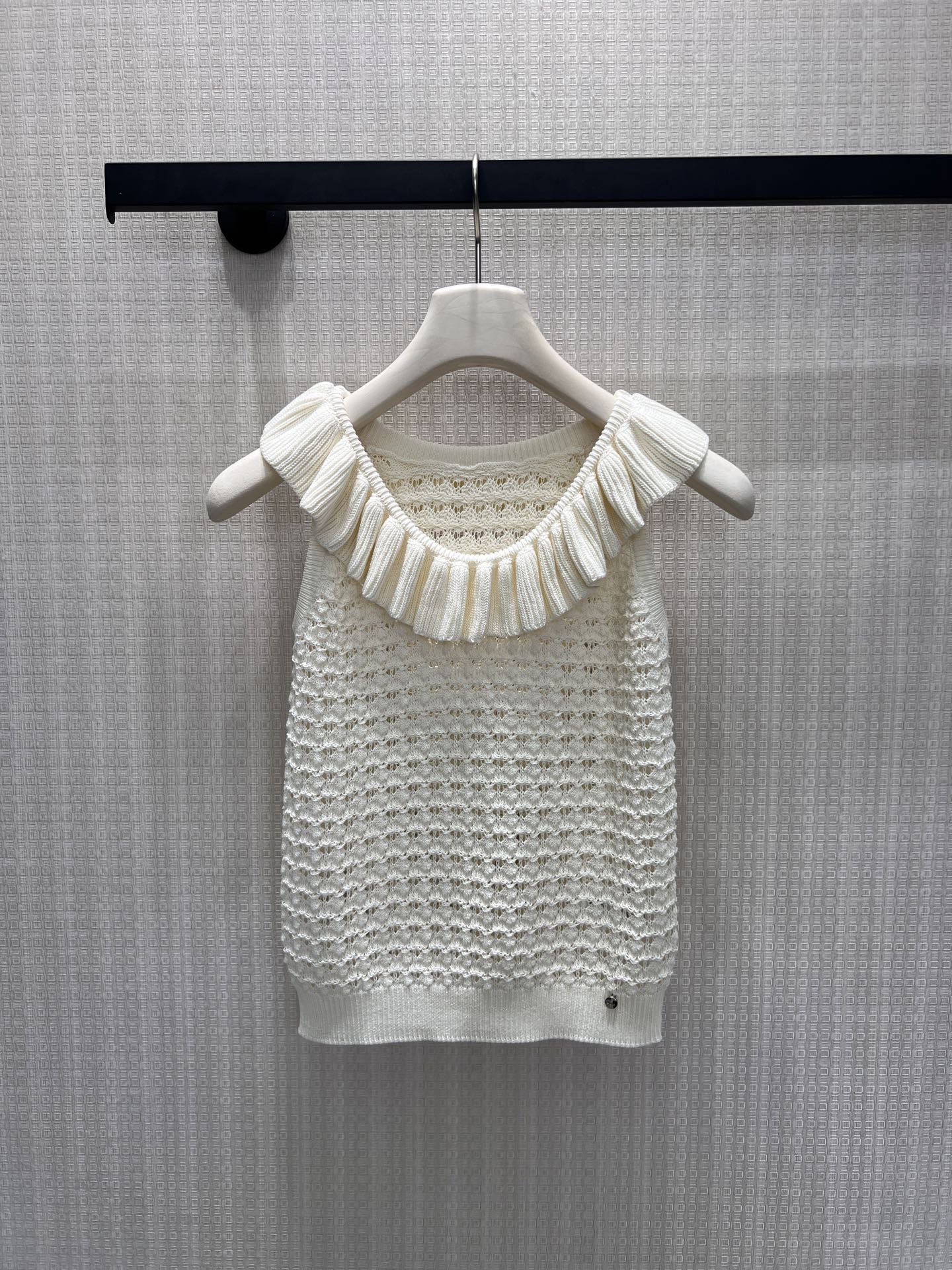 NO:867268,26 spring and summer new arrivals vest sweater  Dio** milk white blends the elegance of the little fragrance into the texture. The pleated lotus leaf collar outlines the soft shoulder and neck lines, the hollow rhombus texture brings a sense of breathing, and the small metal label on the hem hides exquisite details. The soft and waxy off-white tone is gentle and noble, and it can be worn alone or as an inner layer. It is a gentle foundation in the spring and summer wardrobe, and it can be easily worn to give an effortless sense of luxury. Ready for sale smL, dior, sweaters,1986090926春夏新品 背心毛衣 Dio**奶白色把小香风的优雅揉进肌理.褶皱荷叶领勾勒柔美的肩颈线条,镂空菱格织纹自带呼吸感,下摆的金属小标暗藏精致细节.软糯的米白调温柔又显贵,单穿或做内搭都自带贵气滤镜,是春夏衣橱里的温柔底气,轻松穿出不费力的高级感.现货出售smL,,dior,sweaters,,Women's clothing