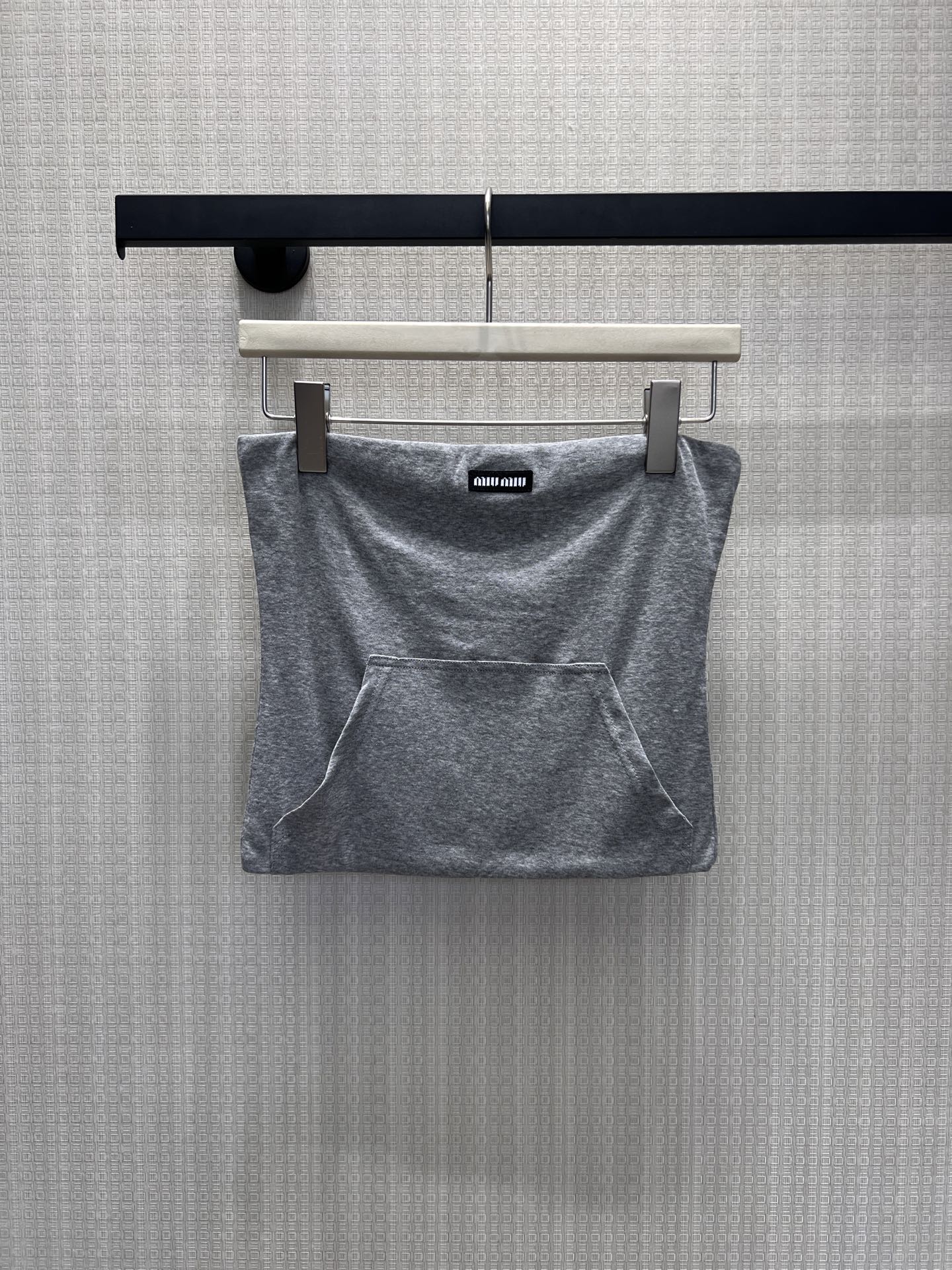 NO:869853,26 spring and summer new products  Miu's gray bandeau is made of soft waxy terry fabric to create a relaxed texture. The large front pockets continue the casual gene of the sweatshirt. The woven label on the chest low-key highlights the brand identity. The strapless design is neat and clean, fits the body shape and outlines the lines. It can be worn outside or layered inside.  The minimalist gray tone is suitable for a variety of styles, balancing girlishness and street coolness. It is a versatile item in the summer wardrobe and can be easily worn to give an effortless sense of luxury. Available in stock from smL, miumiu, hoodie, sweatshirts,1986090926春夏新品 Miu家灰色抹胸,以软糯毛圈面料打造松弛质感,正面大口袋延续卫衣的休闲基因,胸前织唛低调点明品牌身份.无肩带设计利落干净,贴合身形勾勒线条,可外穿也可作为叠搭内搭.极简灰调适配多种风格,平衡了少女感与街头酷感,是夏日衣橱里的百搭单品,轻松穿出不费力的高级感.现货出售smL,,miumiu,hoodie,sweatshirts,,Women's clothing