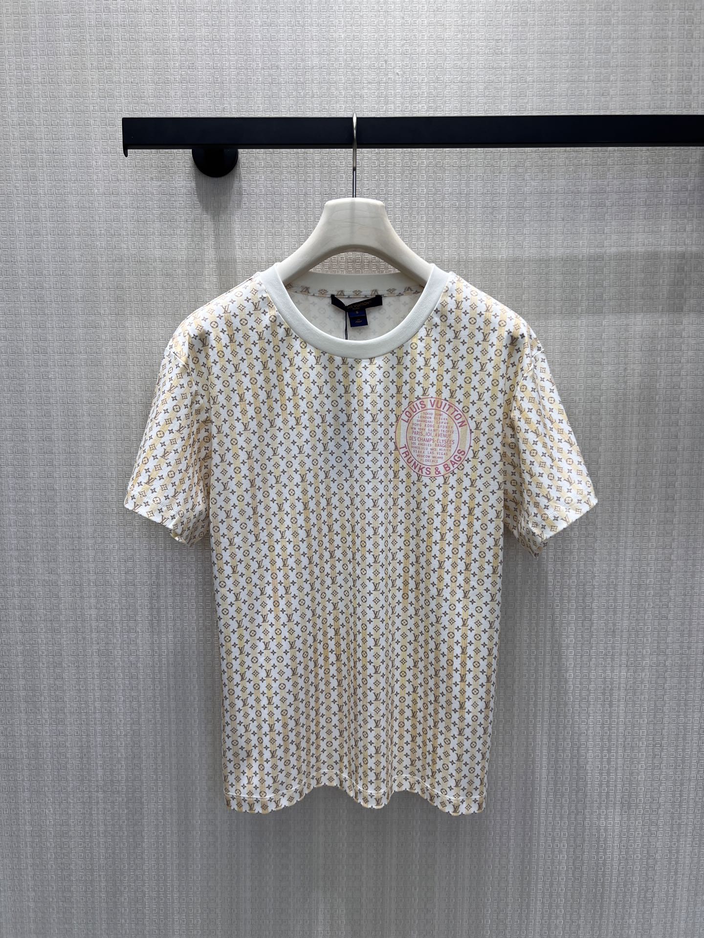 NO:869835,26 new spring and summer short-sleeved, light gold gradient smudged classic presbyopia, with retro luxury texture. The round neck design is neat and soft, and the circular logo on the chest highlights the brand heritage. The silhouette is loose and not pressing, and the draped fabric is both comfortable and high-end, showing low-key recognition. It is suitable for daily matching with jeans or suits, and it is an easy and effortless noble outfit. It is a classic style that will never go out of style in the wardrobe. Ready for sale sml, jeans, T-shirt, business suit,1986090926春夏新品短袖 浅金渐变晕染经典老花,自带复古奢华质感.圆领设计利落柔和,胸口圆形标识点明品牌底蕴.廓形宽松不压身,垂坠面料兼顾舒适与高级,低调中流露辨识度.日常搭配牛仔裤或西装都适配,轻松拿捏不费力的显贵穿搭,是衣橱里永不过时的经典款.现货出售smL,,jeans,T-shirt,business suit,,Women's clothing