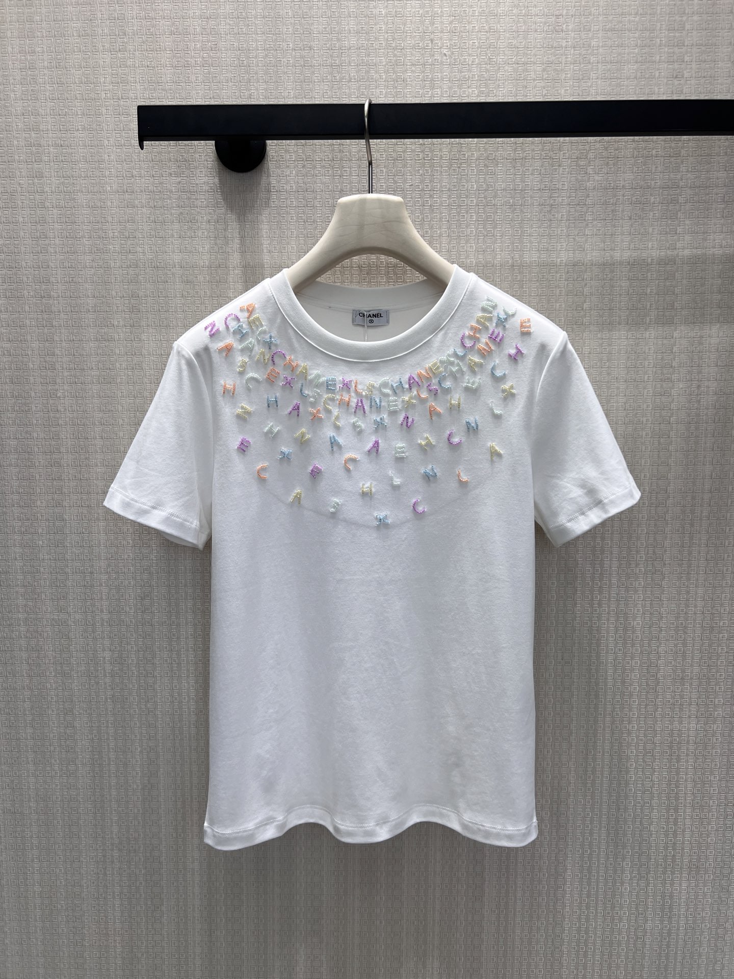 NO:873037,26 new spring and summer short-sleeved products. The hand-made beaded letters are smudged to give a high-end texture. The colorful letter embroidery on the neckline is scattered like stars, breaking the monotony. The soft and smooth fabrics are draped in a moderate way and outline relaxed lines. There is no need to deliberately match it, but it can also reveal a niche style in every gesture, turning daily wear into a high-end model. Ready for sale smL, T-shirt,1986090926春夏新品短袖 手工珠字母晕染出高级质感,领口的彩色字母刺绣如星点散落,打破单调.软滑面料垂坠有度,勾勒松弛线条.无需刻意搭配,也能在举手投足间流露小众格调,把日常穿成高级范本.现货出售smL,,T-shirt,,Women's clothing