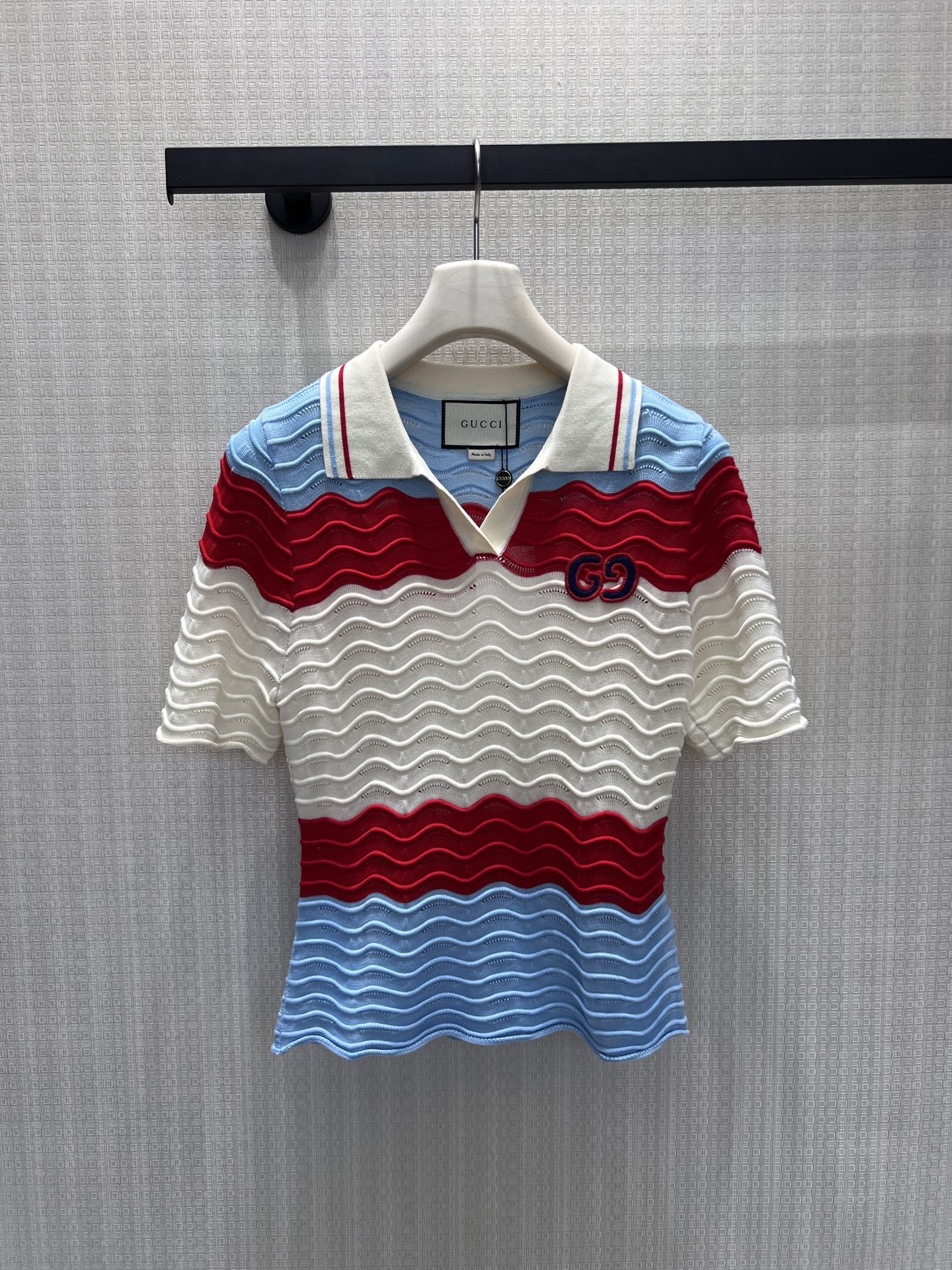 NO:872033,26 spring and summer new arrival Guc** short-sleeved sweater  The classic Polo collar replicates retro college aesthetics, with three-color wavy textures woven into three-dimensional layers, and the texture has a sense of breathing. The iconic GG embroidery embellishes the body, subtly integrating brand genes into the design. The slim tailoring outlines soft lines, and the contrasting stripes create fresh tension. It is an elegant balance of retro and modern, easily adaptable to daily and light social scenes, and effortlessly wear a highly recognizable fashion style. Ready for sale smL,, gucci, sweaters, T-shirt,1986090926春夏新品Guc**短袖毛衣 经典Polo领复刻复古学院美学,三色波浪纹理织就立体层次,肌理间自带呼吸感.标志性GG刺绣点缀衣身,将品牌基因巧妙融入设计.修身剪裁勾勒柔和线条,撞色条纹碰撞出鲜活张力,是复古与摩登的优雅平衡,轻松适配日常与轻社交场景,不费力穿出高辨识度的时髦格调.现货出售smL,,gucci,sweaters,T-shirt,,Women's clothing