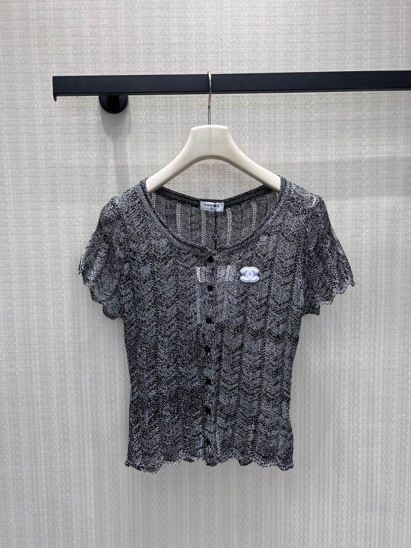 NO:872042,26 new spring and summer short-sleeved sweaters  The silver-gray mixed knitted yarn has its own soft light filter, and the delicate texture is intertwined to create a hazy texture. The U-shaped collar and wavy edges outline soft French lines. The single-breasted design takes into account practicality and details, and the iconic double C logo on the chest is low-key to highlight the brand style. Thin and breathable fabric  The material is suitable for wearing in many seasons, and the slim fit can perfectly modify the body shape. It is a versatile item with an elegant atmosphere in the wardrobe, and can easily interpret the lazy and exquisite high-end texture. Ready for sale sml, sweaters, T-shirt,1986090926春夏新品短袖毛衣 银灰混纱针织自带柔光滤镜,细腻肌理交织出朦胧质感,U型领与波浪边勾勒柔美的法式线条.单排扣设计兼顾实用与细节,胸前标志性双C标识低调点明品牌格调.轻薄透气的面料适配多季穿着,修身版型恰到好处地修饰身形,是衣橱里自带优雅氛围感的百搭单品,轻松演绎慵懒又精致的高级质感.现货出售smL,,sweaters,T-shirt,,Women's clothing
