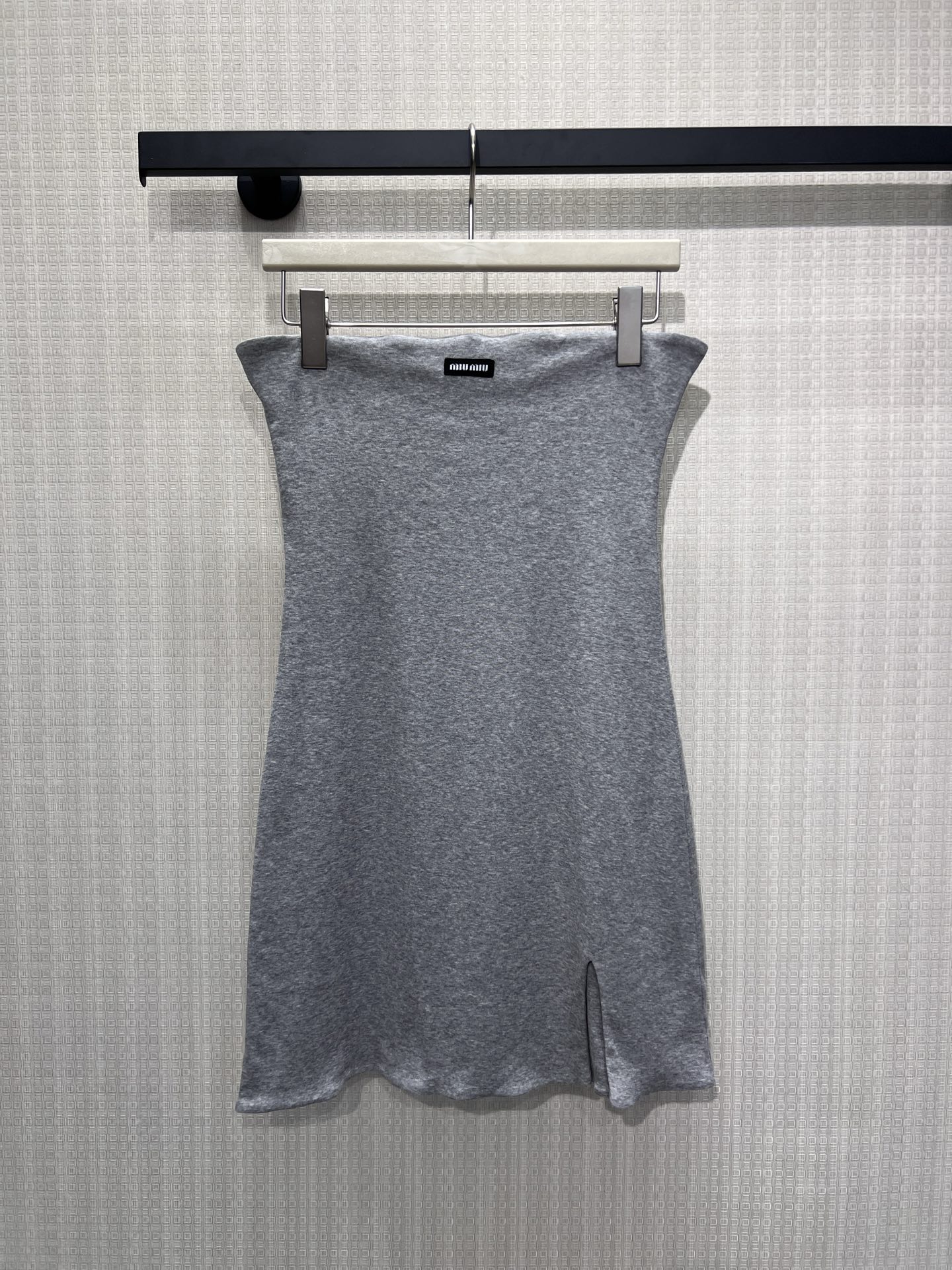 NO:884850,26 spring and summer new tube top dress comes with a cool and relaxing filter. The elastic fabric is soft and skin-friendly, accurately outlines the waist and hip lines, and the side slit design injects a smart atmosphere into the neat tailoring. There is no unnecessary decoration but caution is everywhere, and the gray tone is high-end without being picky. It can easily create a pure and lustful atmosphere, and you can easily grab the spotlight on a date or out. Ready for sale smL,,skirts,1986090926春夏新品抹胸连衣裙 自带清冷松弛感滤镜.弹力面料软而贴肤,精准勾勒腰臀线条,侧开叉设计为利落剪裁注入灵动气息.无多余装饰却处处是小心机,灰调高级不挑皮,轻松打造又纯又欲的千金氛围感,约会或出街都能轻松拿捏焦点.现货出售smL,,skirts,,Women's clothing