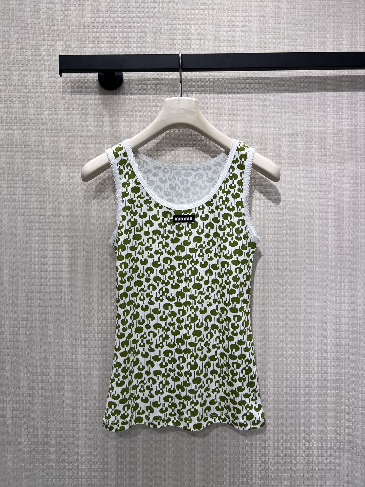 NO:870833,26 spring and summer new vest miu** is based on retro green tones, and is printed with old flowers to outline a unique girlish accent. The lace edges soften the neat lines, and the elastic fabric fits the body shape, bringing the retro atmosphere of the 90s to the body. It has an unintentional sweet and cool feeling, suitable for jeans or skirts, and reveals an effortless fashionable attitude in the details. Ready for sale smL,, miumiu, skirts,1986090926春夏新品背心 miu**以复古绿调为序,满印老花勾勒出独有的少女腔调.蕾丝锁边柔化利落线条,弹力面料贴合身形,把90年代的复古氛围穿在身上.不刻意的甜酷感,适配牛仔或半裙,于细节处流露不费力的时髦态度.现货出售smL,,miumiu,skirts,,Women's clothing