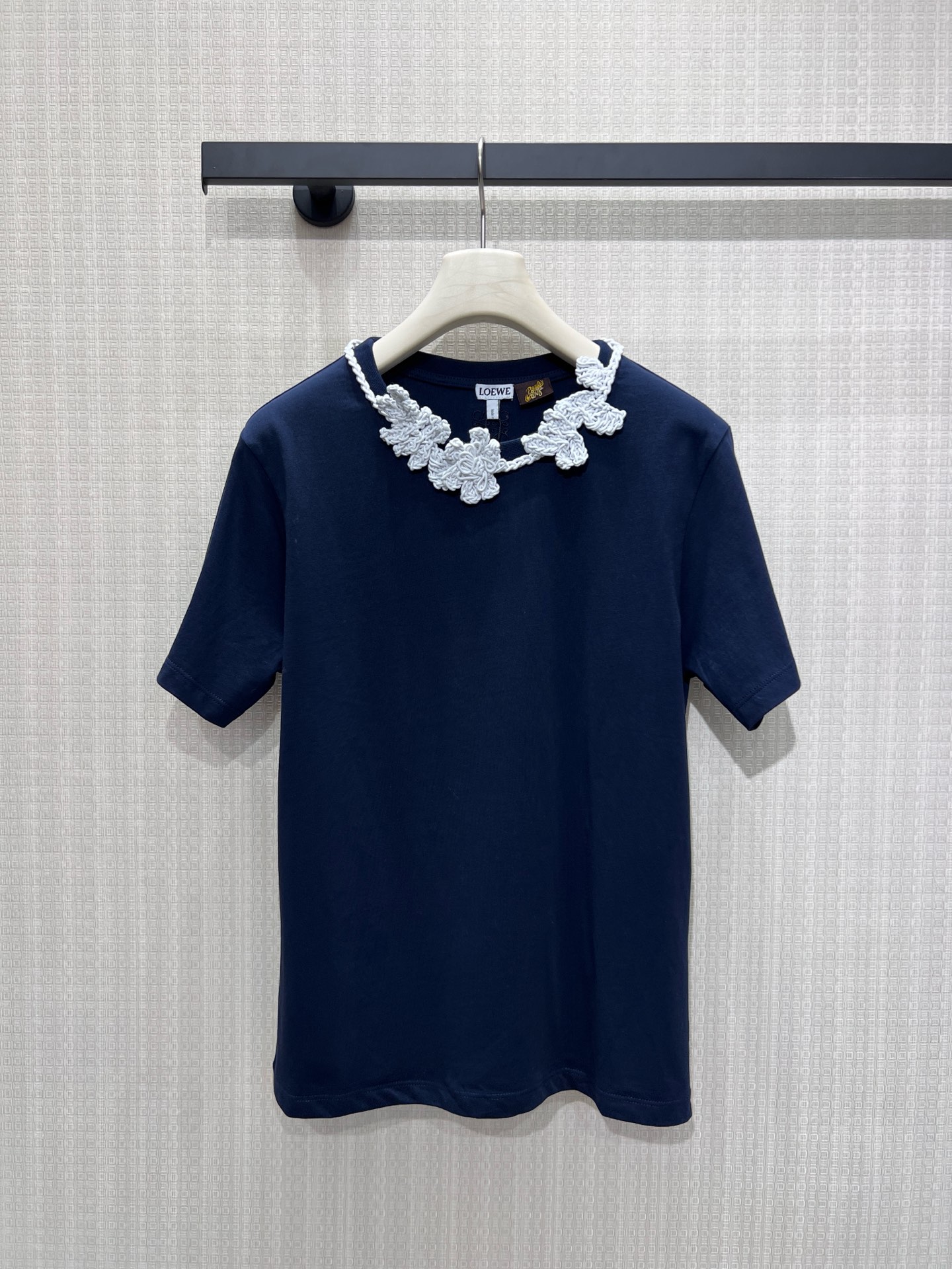 NO:870825,26 spring and summer new short-sleeved Loe** navy is an elegant background that never goes out of style. Crochet is a gentle soul given by hand. It carries delicate ingenuity with neat lines, the cotton fabric is breathable and skin-friendly, the silhouette is relaxed and moderate, and the details reveal high-end texture, injecting an effortless fashionable attitude into daily wear. Ready for sale smL, loewe, T-shirt,1986090926春夏新品短袖 Loe**藏蓝是永不过时的优雅底色 钩花,是手工赋予的温柔灵魂.以利落线条承载细腻巧思,棉质面料透气亲肤,廓形松弛有度,于细节处流露高级质感,为日常穿搭注入不费力的时髦态度.现货出售smL,,loewe,T-shirt,,Women's clothing