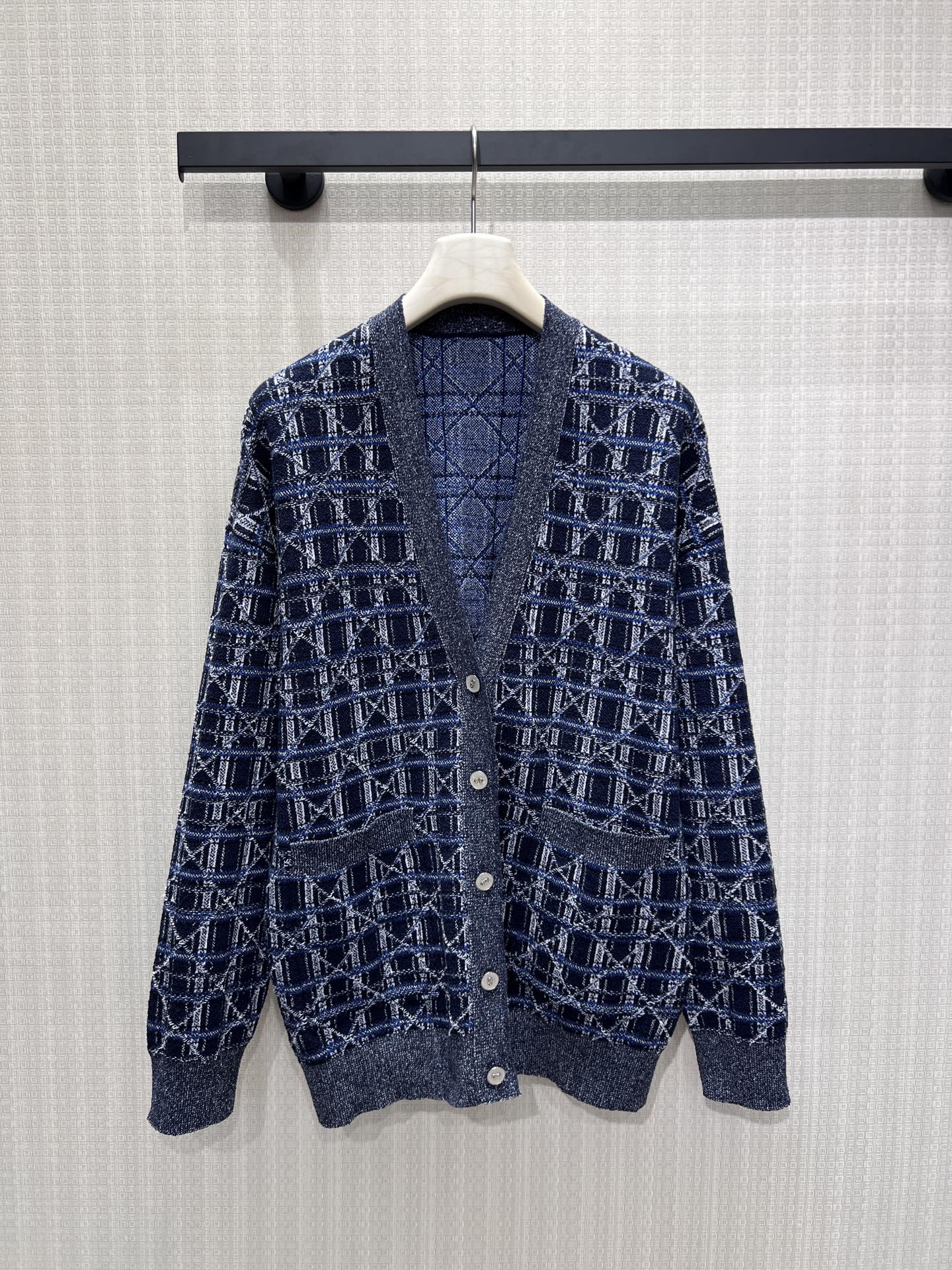 NO:870821,The new spring and summer 26 wool cardigan Dio ** has a rhombus texture intertwined with blues, weaving a unique French elegant narrative. The brand's classic plaid is reinterpreted with mixed-color yarns, and the dark and light blues smudge out to create a retro and restrained layering. The V-neck cardigan has a relaxed silhouette, and the fine knitting is soft and skin-friendly. It is matched with exquisite buckles and pocket designs, which balances casualness and sophistication just right. No need to deliberately pile up, and it brings a low-key elegance once worn.  Spot sale smL,,dior,1986090926春夏新品羊毛开衫 Dio **蓝调交织的菱格肌理,织就独属于法式的优雅叙事.品牌经典格纹以混色纱线重译,深浅蓝调晕染出复古而克制的层次感.V领开衫廓形松弛有度,细腻针织触感柔软亲肤,搭配精致扣饰与口袋设计,将随性与精致平衡得恰到好处,无需刻意堆砌,一穿便自带低调贵气 现货出售smL,,dior,,Women's clothing