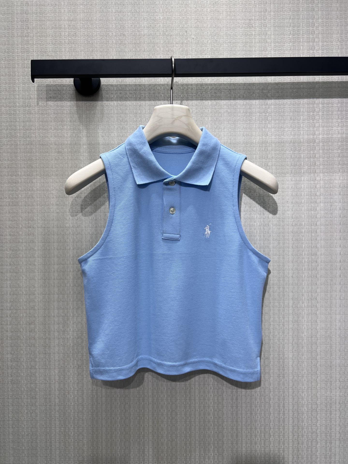 NO:870841,26 new spring and summer short-sleeved products with classic Polo base and four colors to interpret different summer moods. The piqué cotton is breathable and skin-friendly, the sleeveless cut is neat and refreshing, and the pony embroidery has a low-key identity. The short version is suitable for high-waisted bottoms and can easily create an American retro look. Whether it is daily commuting or weekend outings, it can be used to interpret an effortless fashionable attitude with a relaxed posture. Ready for sale sml, T-shirt,1986090926春夏新品短袖 经典Polo为底,四色演绎不同夏日情绪.珠地棉透气亲肤,无袖剪裁利落清爽,小马刺绣低调标识身份.短款版型适配高腰下装,轻松打造美式复古造型,无论是日常通勤还是周末出游,都能以松弛姿态,诠释不费力的时髦态度.现货出售smL,,T-shirt,,Women's clothing