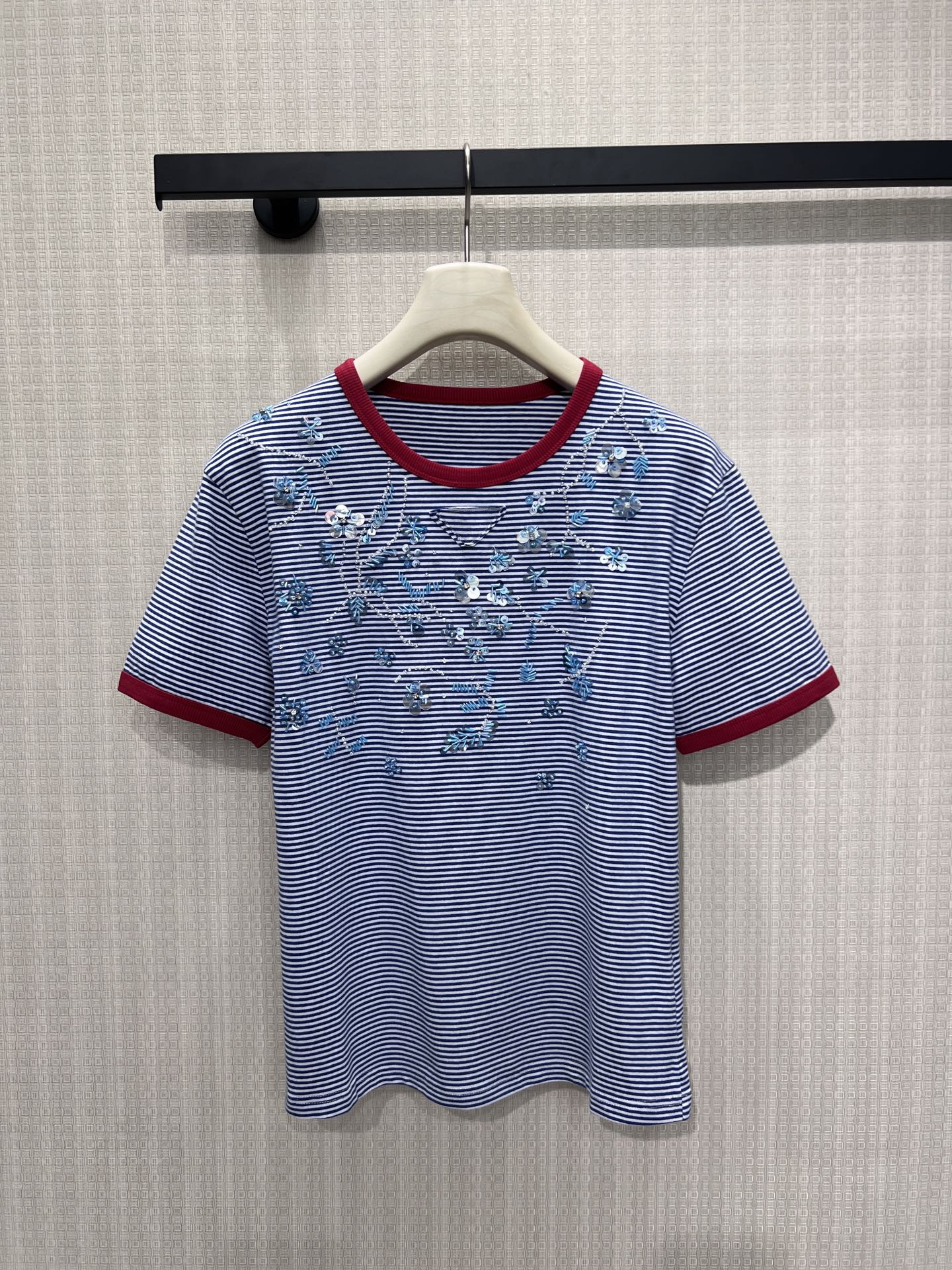 NO:878192,26 new spring and summer short sleeves  The blue and white pinstripes bring a refreshing sea salt smell, and the burgundy contrasting ribbed edges break the monotony, injecting retro vitality into the basic style. The hand-beaded embroidery on the chest is scattered like stars, and each sequin refracts with the light and shimmers, hiding romance and ingenuity in the details. The soft and skin-friendly knitted fabric is loose and not flattering, easy to control daily and casual scenes, and interprets the effortless French sense of luxury. Ready for sale sml, T-shirt,1986090926春夏新品短袖 蓝白细条纹自带清爽海盐气息,酒红撞色罗纹边打破单调,为基础款注入复古鲜活张力.胸前手工钉珠刺绣如星子散落,每一片亮片都随光线折射细碎光泽,把浪漫与匠心藏进细节.软糯亲肤的针织面料,宽松不挑身型,轻松驾驭日常与休闲场景,演绎不费力的法式高级感.现货出售smL,,T-shirt,,Women's clothing