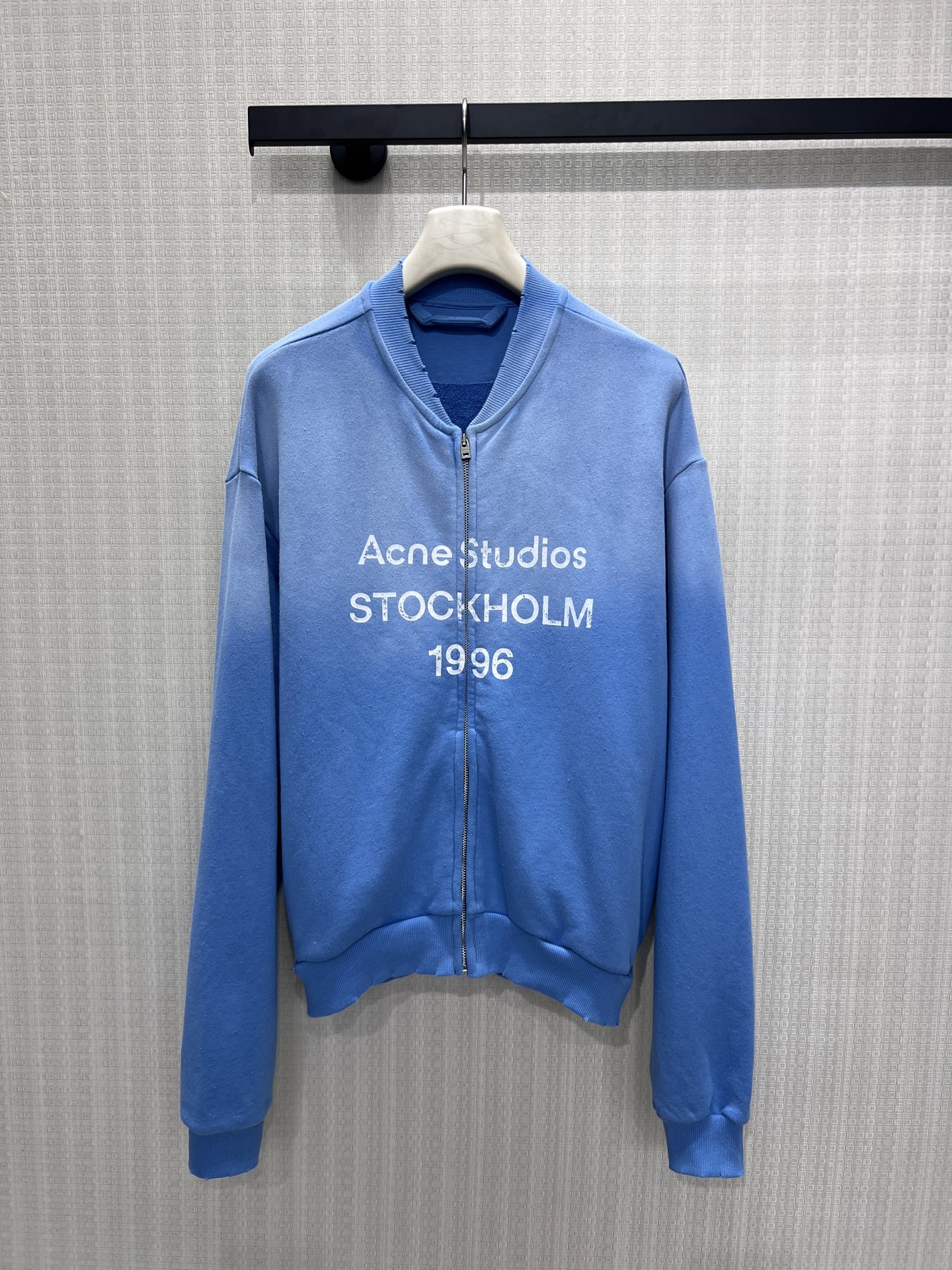 NO:870807,The new product for spring and summer of 26 is the Ac**1996 series zipper jacket, which incorporates the relaxed aesthetics of Stockholm into the body. The washed and distressed foggy blue tone comes with a retro filter, and the iconic letter print on the chest is the spiritual footnote of the brand. The neat baseball collar silhouette weakens the boundary between casual and refined, and the soft fabric is both comfortable and textured. It is a high-end relaxed item that can easily control the street and daily life. Ready for sale smL,, jackets & coats,1986090926春夏新品 Ac**1996系列拉链外套,将斯德哥尔摩的松弛美学揉进衣身.水洗做旧的雾感蓝调自带复古滤镜,胸前的标志性字母印花是品牌的精神注脚.利落的棒球领廓形,弱化了休闲与精致的边界,柔软面料兼具舒适与质感,是能轻松驾驭街头与日常的高级松弛感单品.现货出售smL,,jackets & coats,,Women's clothing