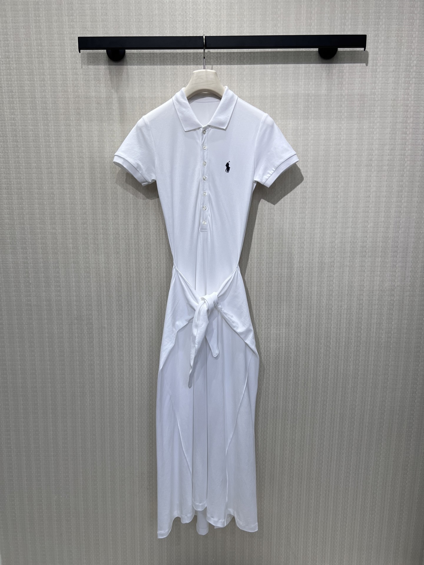 NO:872014,New spring and summer 26 dress. The neat Polo collar replicates the classic college temperament, with pony embroidery details. It is simple and yet recognizable. The drape fabric has a soft light texture, and the irregular skirt swings lightly with every step, breaking the stereotyped silhouette. The creamy white tone is gentle but not bland, and the upper body outlines loose lines. It can be worn for commuting or daily life, and it is an effortless and elegant choice in the wardrobe. Ready for sale smL,,skirts,1986090926春夏新品 连衣裙 利落Polo领复刻经典学院气质,小马刺绣点缀细节,简约中暗藏辨识度.垂坠面料自带柔光质感,不规则裙摆随步履轻扬,打破刻板轮廓.奶白调温柔却不寡淡,上身勾勒松弛线条,通勤或日常都能穿出高级松弛感,是衣柜里不费力的优雅选择.现货出售smL,,skirts,,Women's clothing