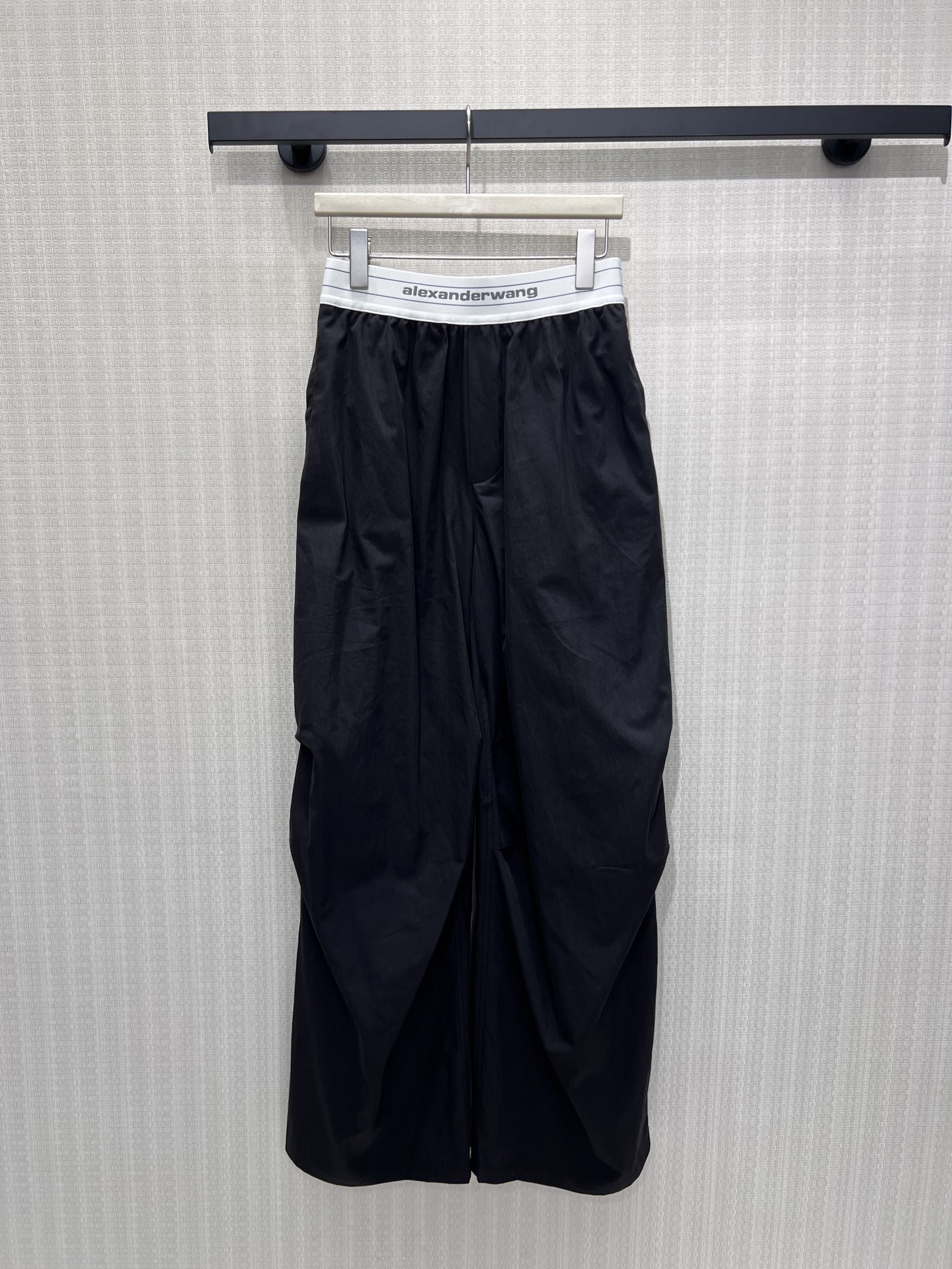 NO:870815,26 spring and summer new casual pants, King's black and white colors hide the sense of luxury in relaxed details. The iconic webbing waistband low-key highlights the brand's texture, the loose tapered trousers modify the leg shape, and the casual pleats bring a lazy tone. The milky white is clear and easy to match, and the pure black is neat and has its own aura. The two tones are suitable for different scenes. It is a versatile item that can run through the four seasons. The upper body can unlock casual fashion. Ready for sale smL,, alexander wang,1986090926春夏新品休闲裤 大王黑白两色把高级感藏在松弛细节里.标志性织带腰头低调彰显品牌质感,宽松锥形裤型修饰腿型,随性褶皱自带慵懒腔调.奶白清透不挑搭配,纯黑利落自带气场,两种色调适配不同场景,是能贯穿四季的百搭单品,上身即解锁随性时髦.现货出售smL,,alexander wang,,Women's clothing