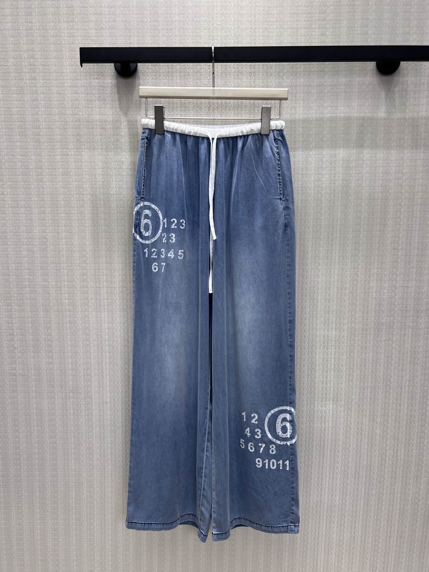 NO:877165,26 spring and summer new arrivals denim with distressed washed tencel  The soft mist blue color has a retro and relaxed texture, and the white drawstring waistband weakens the restraints, making it casual and comfortable without picking the waistline. The distressed digital print on the pants is casually embellished, and the mottled texture is full of niche fashion brand style. The draped fabric is light and breathable, and the wide-leg tailoring is modified  The leg shape hides the muscles and makes you look slimmer. It looks great with simple T-shirts and knitted tops for daily use. It is casual and casual with hidden dressing ideas. It can easily create a lazy street style and is versatile in all seasons. SmL, tees, t-shirts, etc. are available for sale in stock.1986090926春夏新品 牛仔配 做旧水洗天丝 柔和雾蓝调自带复古松弛质感,白边抽绳腰头弱化束缚,随性自在不挑腰围.裤身做旧数字印花随性点缀,斑驳肌理充满小众潮牌格调.垂坠面料轻薄透气,阔腿剪裁修饰腿型,藏肉显瘦.日常搭配简约T恤、针织上衣皆出彩,休闲随性又暗藏穿搭巧思,轻松打造慵懒街头高级感,四季百搭.现货出售smL,,tees，t-shirt,,Women's clothing