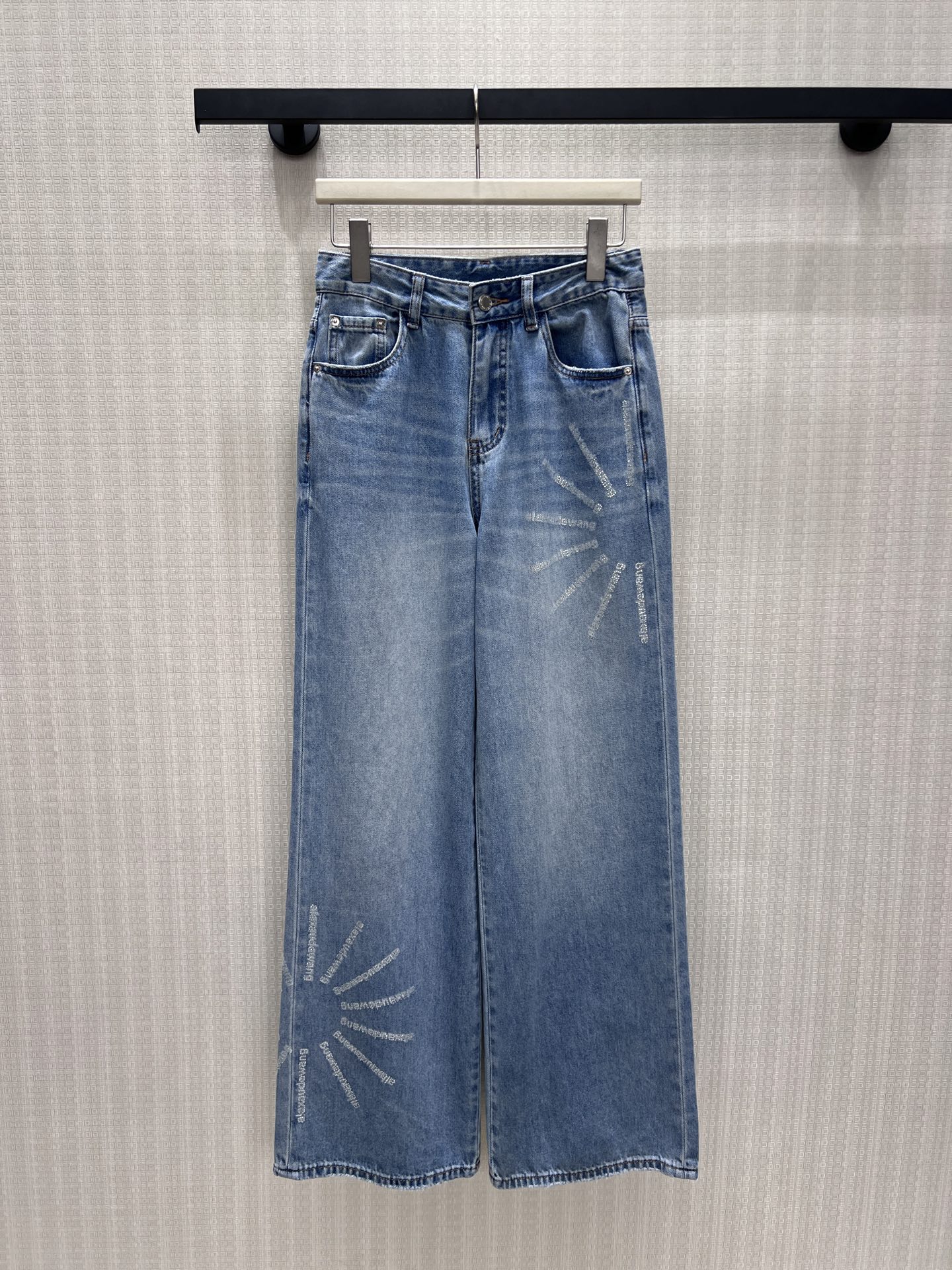 NO:877169,26 spring and summer new jeans  The soft gradient whitening creates a natural aged texture, and the classic high-waisted version subtly raises the waistline. White letter embroidery is randomly distributed on the pants body, and the niche design breaks the monotony. The soft and waxy denim fabric is selected, with outstanding drape. The wide-leg pants are suitable for all kinds of leg types, and the modified lines hide the flesh and make you slim. Pair it with a simple short top to easily create a casual street style. It is versatile and durable for daily wear, and it exudes a lazy and high-end atmosphere. Ready for sale smL,,jeans,1986090926春夏新品牛仔裤 柔和渐变磨白营造自然做旧质感,经典高腰版型巧妙拉高腰线.裤身错落白色字母刺绣随性分布,小众设计打破单调.优选软糯牛仔面料,垂坠感出众,阔腿裤型包容各类腿型,修饰线条藏肉显瘦.搭配简约短上衣轻松拿捏随性街头风,日常穿搭百搭耐看,随性之间流露慵懒高级氛围感.现货出售smL,,jeans,,Women's clothing