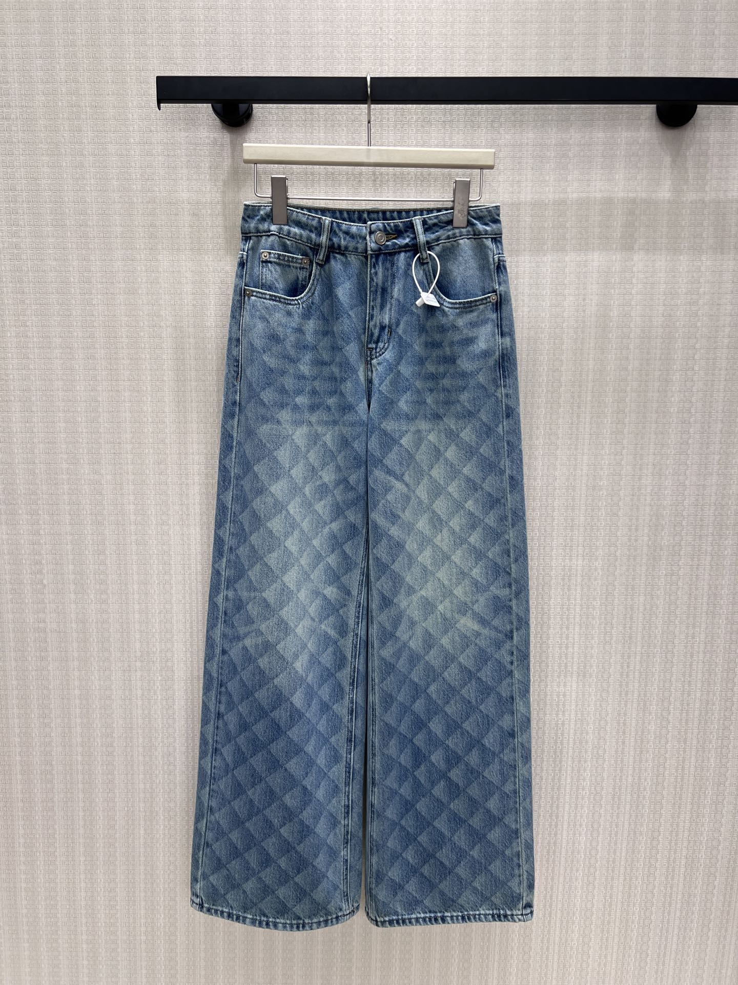 NO:873100,26 spring and summer new jeans  Washed blue denim has a retro soft light, and the dark checkerboard pattern flows with the light and shadow, low-key and hidden ingenuity. The loose straight version is neat and drape, the proportion is optimized and the body is hidden, and it has a relaxed aura when walking. The distressed craftsmanship gives the fabric a soft texture, and the details of the hardware are exquisite, regardless of the matching and scene, it can easily adapt to various styles of commuting and leisure. It is a versatile pair of pants that can be matched repeatedly in the wardrobe and has a high-end atmosphere. Ready for sale smL,,jeans,1986090926春夏新品牛仔裤 水洗蓝调丹宁自带复古柔光,棋盘格暗纹随光影流动,低调又暗藏巧思.宽松直筒版型利落垂坠,优化比例又藏肉显瘦,行走间自带松弛气场.做旧工艺赋予面料柔和质感,细节五金点缀精致度,不挑搭配与场景,轻松适配通勤、休闲多种风格,是衣柜里能反复搭配、自带高级氛围感的百搭神裤.现货出售smL,,jeans,,Women's clothing