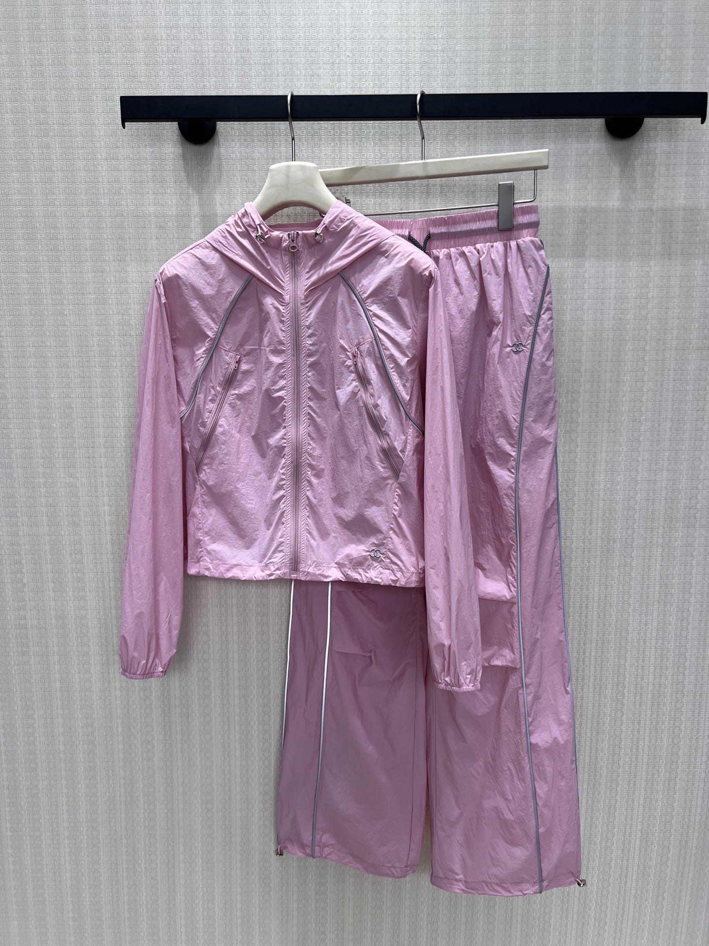 NO:874621,26 spring and summer new product suit, light oxygen sun protection, wears a relaxed and high-end feel on the body. The light and breathable fabric has its own coolness, the short hooded jacket is paired with drapey wide-leg pants, and the neat reflective lines outline the sports aesthetics. Three colors are available to adapt to different styles. It can be easily controlled for daily travel and light exercise, and effortlessly creates a cool and rustic relaxed fashion sense. Ready for sale smL,, jackets & coats, hats,1986090926春夏新品套装 轻氧防晒 把松弛高级感穿在身上.轻薄透气的面料自带凉感,短款连帽外套搭配垂感阔腿裤,利落反光线条勾勒运动美学,三色可选适配不同风格.日常出行、轻运动都能轻松驾驭,不费力打造又酷又飒的松弛时髦感.现货出售smL,,jackets & coats,hats,,Women's clothing