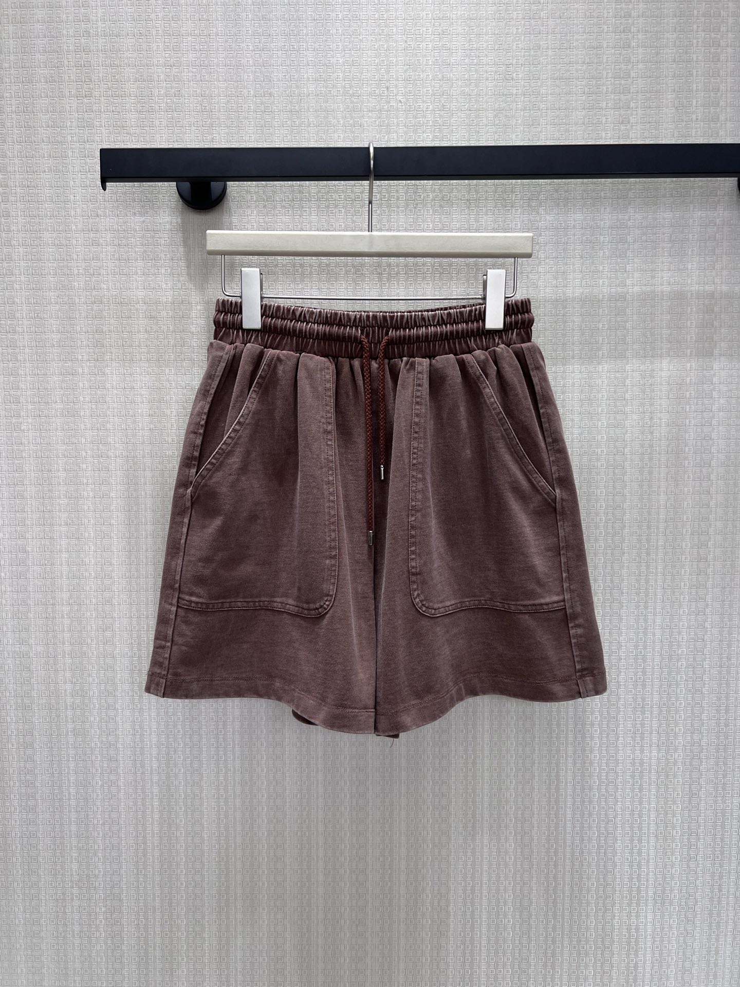 NO:873081,Tops, pants, 26 spring and summer new arrivals, suits  The distressed brown-toned suit has a relaxed retro atmosphere. The washing process gives the fabric a soft texture. The embroidered logo on the T-shirt is low-key and recognizable. The loose T-shirt is paired with shorts of the same color. The version is casual and neat, not picky about the body shape and has a lazy filter.  .The whole set of the same color system saves you the trouble of matching, and you can easily wear it every day to give a high-end casual feel. It is the first choice for lazy people who are comfortable and fashionable. SmL, shorts, tees, t-shirts are available for sale in stock.19860909上衣 裤子26春夏新品 套装 做旧棕调套装自带松弛复古氛围,水洗工艺赋予面料柔和质感,T恤上的刺绣标识低调又有辨识度.宽松T恤搭配同色系短裤,版型随性利落,不挑身形还自带慵懒滤镜.整套同色系搭配省去搭配烦恼,日常出门轻松穿出高级休闲感,是舒适与时髦并存的懒人穿搭首选.现货出售smL,,shorts,tees，t-shirt,,Women's clothing