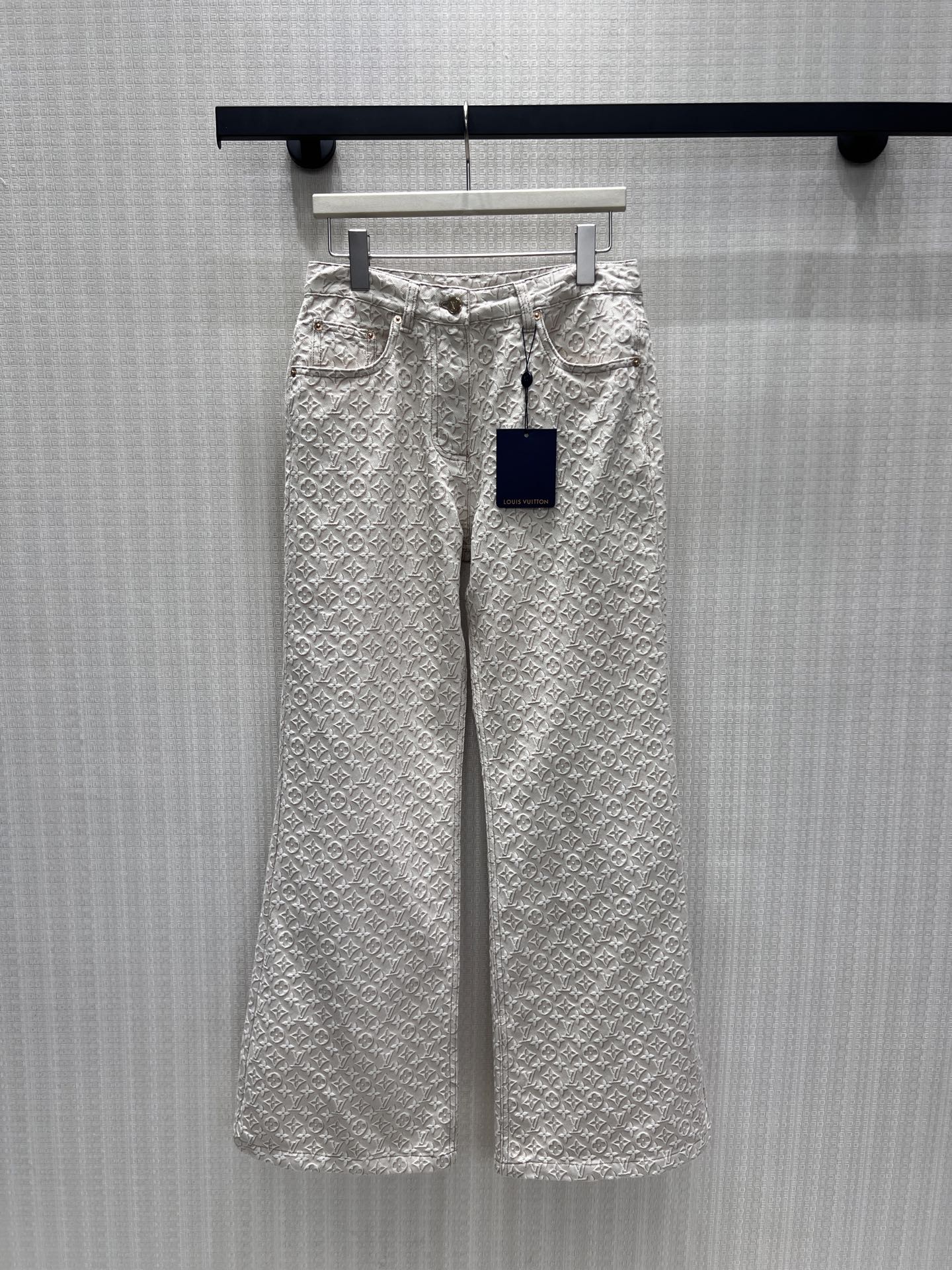 NO:873142,Jacket Pants Lou* 26Ss Early Spring New Three-dimensional Painted Monogram Jacket丨Exclusively developed by yb!  Top quality production!  The milky apricot color base is gentle and high-end, and comes with a soft light filter. The round neck collarless design is neat and elegant, with golden round buttons and four-leaf flower metal buckles alternately embellished, and the details are full of luxury; the short cut accurately raises the waistline, and the puff sleeves modify the shoulder line, which is friendly to all body shapes. Whether worn alone or paired with the same series of skirts/trousers, you can easily create a French light luxury feel. It is a versatile style in the early spring wardrobe. Ready for sale S/M/L,, skirts, jackets &  coats,jackets & coats,19860909外套 裤子 Lou* 26Ss早春新款 三维彩绘Monogram夹克外套丨独家yb开发！顶级高版出品！奶杏色基底温柔又高级,自带柔光滤镜.圆领无领设计利落大气,金色圆扣与四叶花金属扣交替点缀,细节处尽显奢华；短款剪裁精准抬高腰线,泡泡袖修饰肩线,对各种身形都友好.无论是单穿还是搭配同系列半裙/长裤,都能轻松打造法式轻奢感,是早春衣橱里的万能气质款.现货发售S/M/L,,skirts,jackets & coats,jackets & coats,,Women's clothing