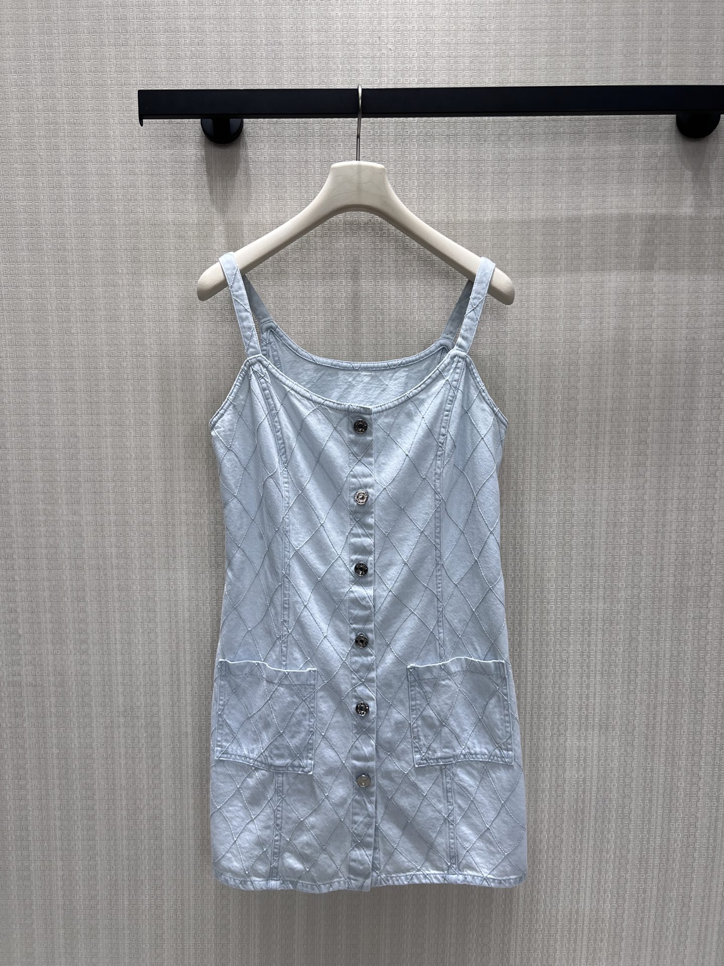 NO:873110,26 new spring and summer suspender skirt Cha** washed light blue denim is given a rhombus quilted texture, with exquisite ingenuity hidden in a low-key manner.  , the square collar suspender design is neat and elegant, the single-breasted buttons and symmetrical pockets are both practical and textured, and the straight version modifies the body shape, regardless of the occasion. It can be worn alone to create a light French atmosphere, or it can be worn with a shirt for daily commuting, and it can be easily worn to give a refreshing and high-end sense of relaxation. It is a must-have item that can be matched with everything in spring and summer. Ready for sale smL,, skirts, shirts,1986090926春夏新款吊带裙 Cha**水洗浅蓝丹宁被赋予菱格绗缝肌理,低调间藏着精致巧思 ,方领吊带设计利落大方,单排扣与对称口袋兼具实用与质感,直筒版型修饰身形,不挑场合.可单穿打造轻法式氛围,也可内搭衬衫适配日常通勤,轻松穿出清爽又高级的松弛感,是春夏百搭不出错的刚需单品.现货出售smL,,skirts,shirts,,Women's clothing