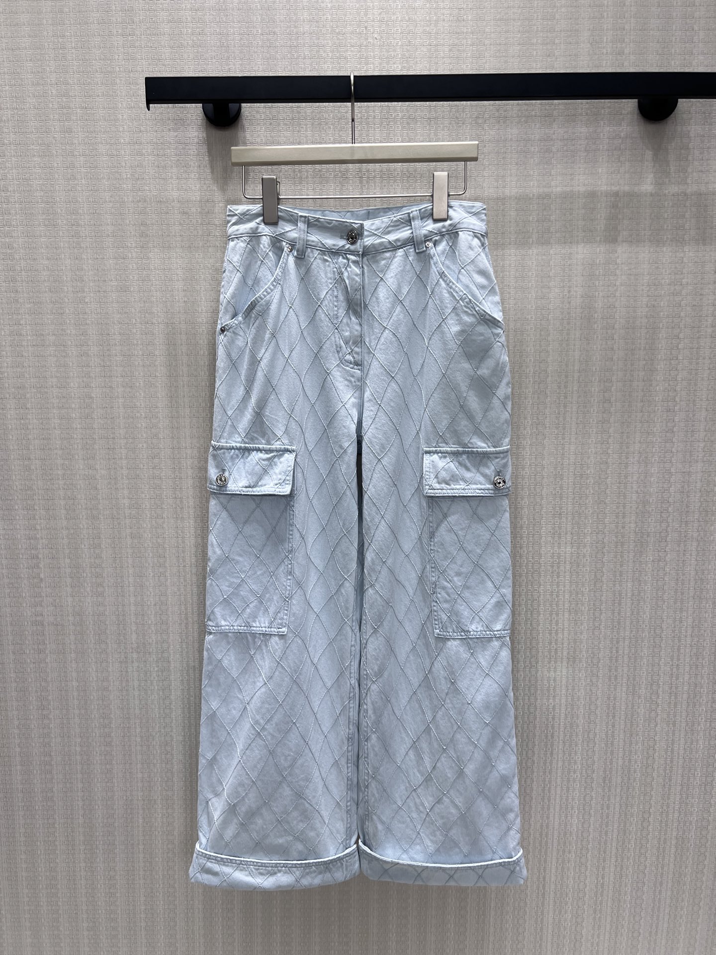 NO:873127,26 new spring and summer jeans Cha** washed light blue denim is given a diamond quilted texture, breaking the monotony and showing a unique and exquisite texture. The high-waisted and wide-leg version modifies the body shape, the utility pockets are both practical and stylish, and the detailed hardware highlights the quality. The fabric is draped and comfortable, taking into account both beauty and practical wear. Paired with a simple top, you can easily create an effortless high-end daily outfit, suitable for commuting, leisure and other scenes. Ready for sale smL,,jeans,1986090926春夏新款牛仔裤 Cha**水洗浅蓝丹宁被赋予菱格绗缝肌理,打破单调感,呈现出独特的精致质感.高腰阔腿版型修饰身形,工装口袋兼具实用与造型感,细节五金彰显品质.面料垂坠舒适,兼顾美观与实穿,搭配简单上衣即可轻松打造不费力的高级日常穿搭,适配通勤、休闲等多种场景.现货出售 smL,,jeans,,Women's clothing