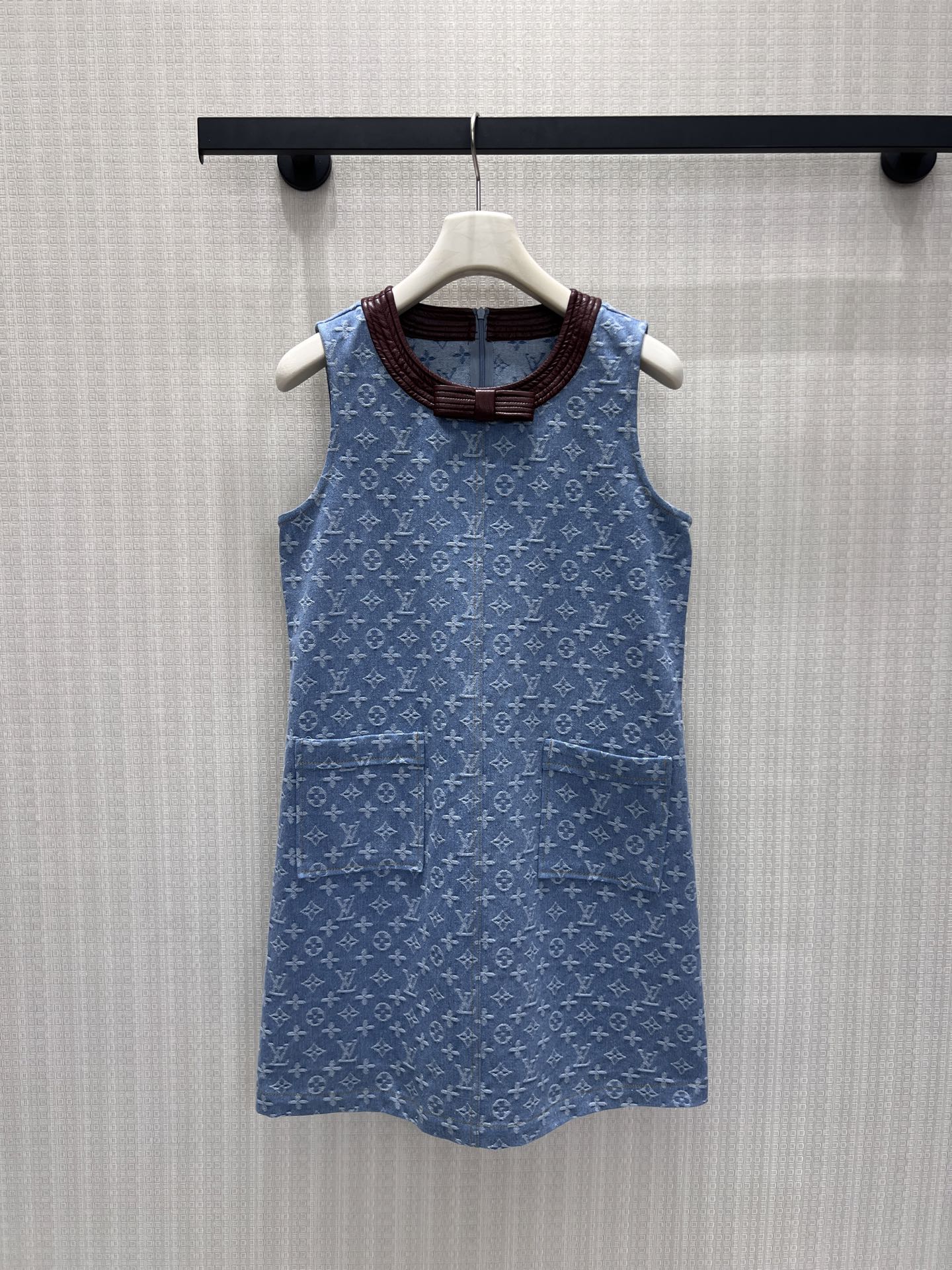 NO:877892,26 new spring and summer dresses  All-over printed jacquard sleeveless denim dress, with a refreshing light blue tone that brings a summery atmosphere. The brown-toned woven collar cleverly contrasts colors to neutralize the tough texture of denim. The delicate little bow embellishes the neckline, adding a full sense of detail to the atmosphere. Large patch pockets on both sides take into account both appearance and practicality.  Practicality, the straight A-line shape hides the muscles and looks slimmer, and the neat sleeveless cut highlights the lines of the shoulders and neck. The retro denim fabric has a full texture, making it casual and luxurious for daily wear, and it is easy to achieve the French casual celebrity style. Ready for sale smL,,skirts,1986090926春夏新品连衣裙 满印提花无袖牛仔连衣裙,清爽浅蓝调自带夏日氛围感.棕调编织领巧妙撞色,中和牛仔硬朗质感,精致小蝴蝶结点缀领口,细节氛围感拉满.双侧大贴袋兼顾颜值与实用性,直筒A字版型藏肉显瘦,利落无袖剪裁凸显肩颈线条.复古丹宁面料肌理饱满,日常单穿随性轻奢,轻松拿捏法式休闲名媛风.现货出售smL,,skirts,,Women's clothing