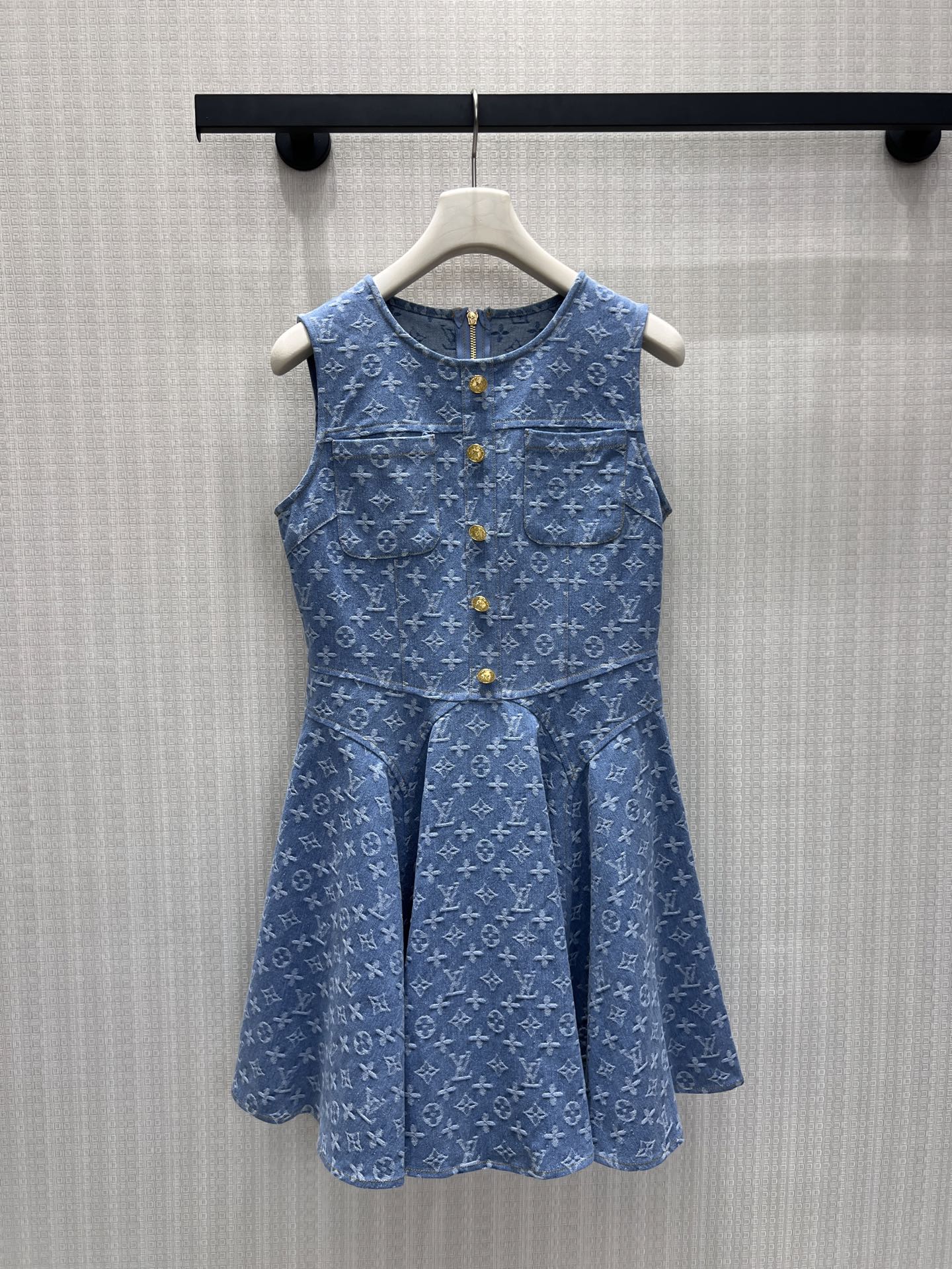 NO:877897,26 spring and summer new dress jacquard denim  Light blue denim is blended with all-over dark pattern jacquard, with a low-key and exquisite texture. The round neck is matched with a row of gilt round buttons, and the neat tailoring tightens the waistline and extends into a large and flexible hem, optimizing the body proportions. The sleeveless version is elegant.  Off-the-shoulder, it combines French light luxury style, and the fabric is crisp and stylish and not easy to collapse. It is suitable for daily commuting or dating, and can easily be worn to create the exquisite atmosphere of a rich family. Ready for sale smL,,skirts,1986090926春夏新品连衣裙 提花牛仔 浅蓝丹宁糅合满幅暗纹提花,低调镌刻精致肌理.圆领搭配一排鎏金圆扣,利落剪裁收束腰线,顺势延展成灵动大伞摆,优化身形比例.无袖版型优雅露肩,糅合法式轻奢格调,面料挺括有型不易软塌.日常通勤或约会穿搭都适配,轻松穿出富家千金的精致氛围感.现货出售smL,,skirts,,Women's clothing
