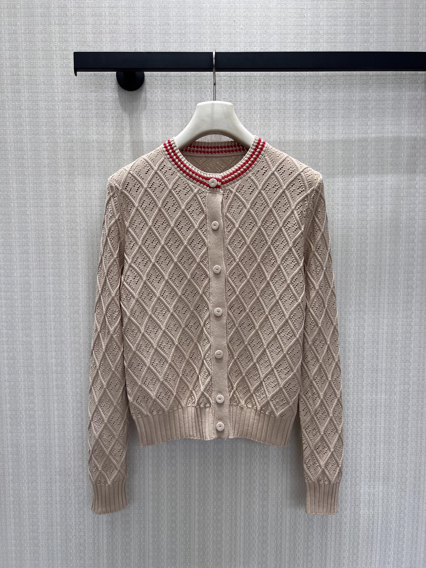 NO:874697,26 spring and summer new wool cardigan  Light apricot tone rhombus knitted cardigan, a gentle style with its own soft light filter. Contrasting red and white webbing outlines the round neck, and the rhombus hollow texture hides exquisite ingenuity. Every texture reveals elegant texture. It is gentle when worn alone, and exquisite when layered. The soft and skin-friendly knitted fabric is suitable for spring and autumn. It is the 'white moonlight' item that can be matched repeatedly in the wardrobe, and it is easy to wear it with effortless French elegance. Ready for sale smL,,1986090926春夏新品羊毛开衫 浅杏调菱格针织开衫,自带柔光滤镜的温柔款.撞色红白织带勾勒圆领,菱格镂空肌理藏着细腻巧思,每一处纹理都透着考究质感.单穿温柔,叠穿精致,软糯亲肤的针织面料适配春秋两季,是衣柜里那件能反复搭配的“白月光”单品,轻松穿出不费力的法式贵气.现货出售smL,,,Women's clothing