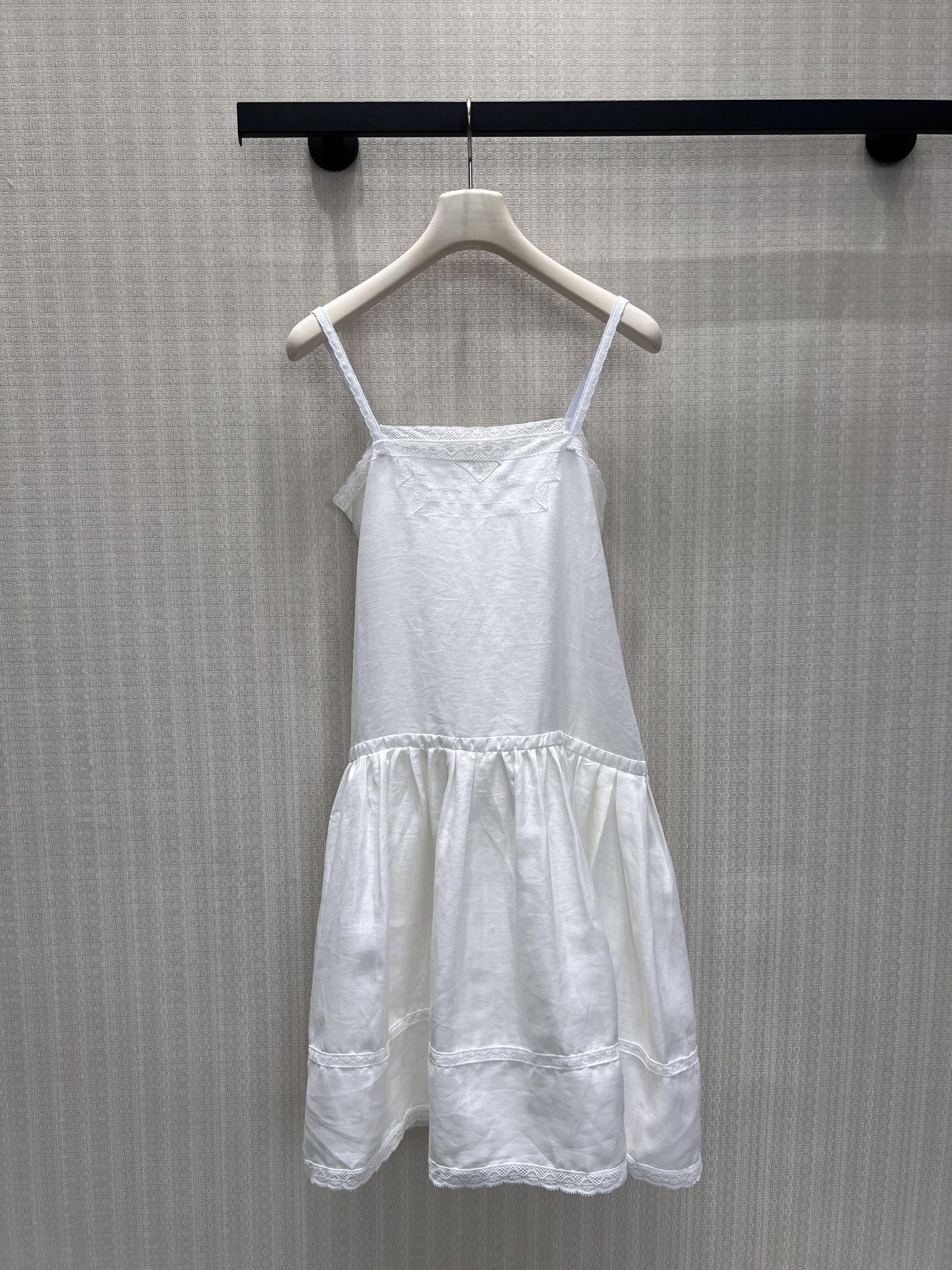 NO:874707,26 spring and summer new suspender skirt. Pure white linen suspender skirt is a summer item with a relaxed atmosphere. The double spaghetti strap design is light and neat, and the lace details on the chest and skirt inject gentleness into the simple lines. The natural linen fabric is breathable and skin-friendly, and the A-line skirt is fluffy and age-reducing. It has a girlish and high-end texture. Whether it is for vacation or daily outing, you can wear it with a refreshing and clean French temperament. Ready for sale smL,,skirts,1986090926春夏新品吊带裙 纯净白调亚麻吊带背心裙,是自带松弛氛围感的夏日单品 双细肩带设计轻盈利落,胸前与裙摆的蕾丝细节,为简约线条注入温柔层次.天然亚麻面料透气亲肤,A字裙摆蓬松减龄,兼具少女感与高级质感,无论是度假出游还是日常出街,都能穿出清爽干净的法式气质.现货出售smL,,skirts,,Women's clothing