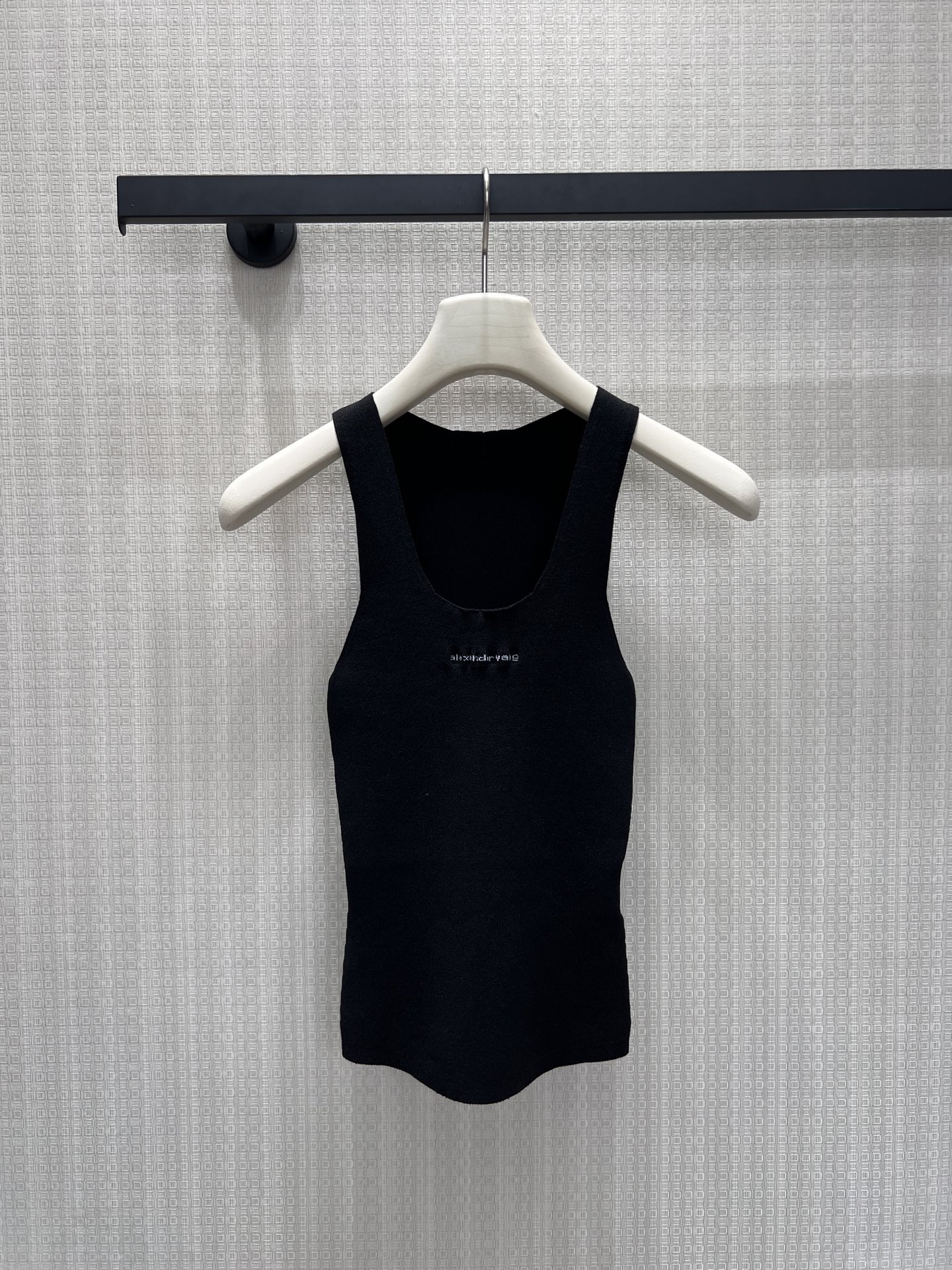 NO:877896,26 spring and summer new vest  The minimalist U-neck outlines the neat neck and shoulder lines, and the thin shoulder straps gently modify the shoulder shape, just enough to expose the skin for both fashion and daily life. The delicate pitted knitted fabric has online elasticity, is close-fitting but not tight, and the neat waist design quietly optimizes the body shape. Exquisite letter embroidery on the chest  Low-key and eye-catching, classic and versatile in black and white. It is refreshing and casual when worn alone, and looks great when paired with a suit or shirt. It is an all-purpose base for spring and summer, and it is easy to create a casual and high-end Korean atmosphere. Ready for sale smL, shirts, business  suit,1986090926春夏新品背心 极简U领勾勒利落颈肩线条,细肩带温柔修饰肩型,恰到好处的露肤度兼顾时髦与日常.细腻坑条针织面料弹力在线,贴身不紧绷,利落收腰版型悄悄优化身形.胸口精致字母刺绣低调点睛,黑白双色经典百搭.单穿清爽随性,内搭西装、衬衫皆出彩,春夏刚需万能打底,轻松拿捏随性高级的韩系氛围感.现货出售smL,,shirts,business suit,,Women's clothing