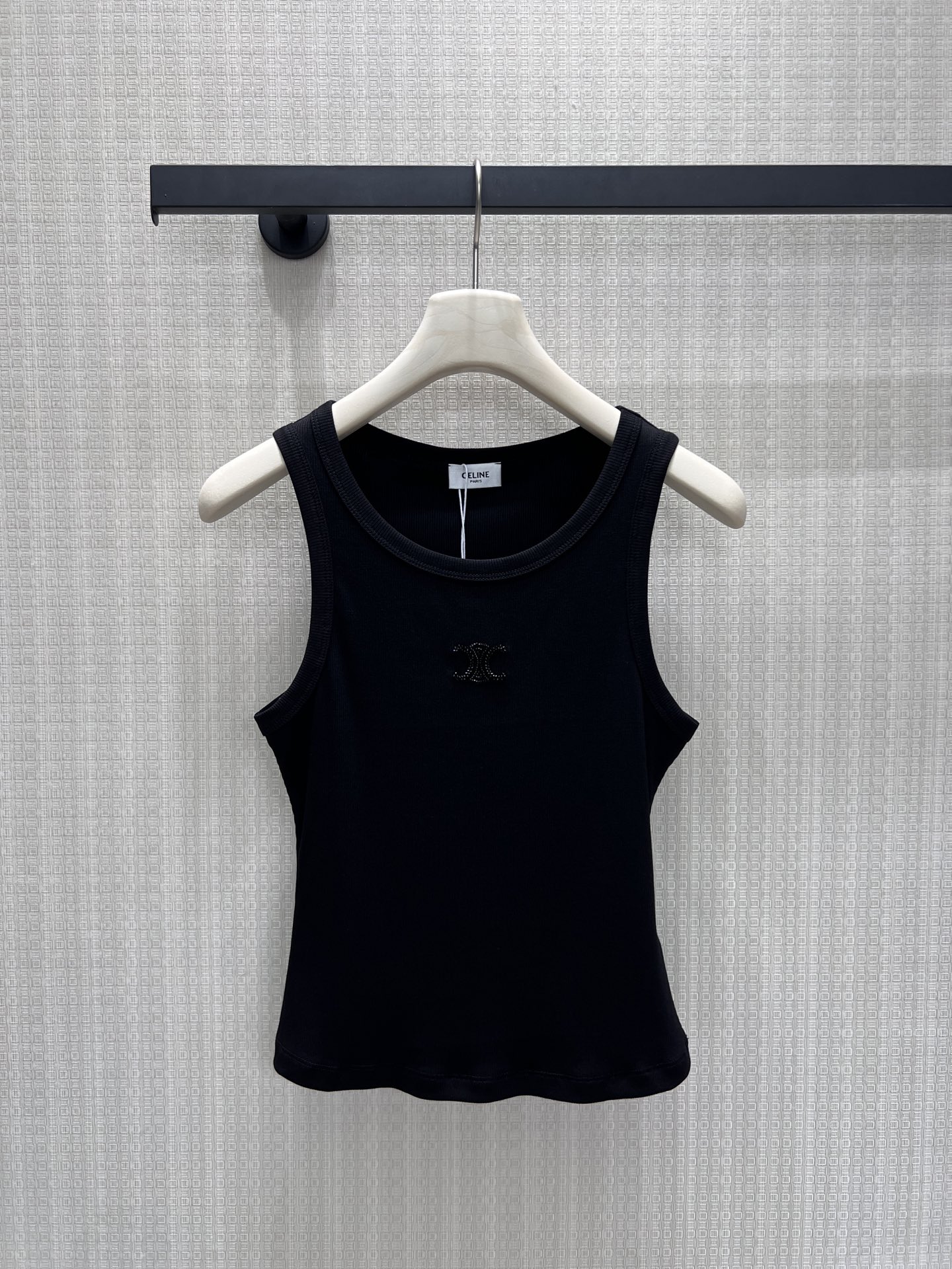 NO:878186,26 new spring and summer vests, black and white basics that never go out of style  The neat round neck + widened shoulder strap design stabilizes the silhouette and flatters the trapezius muscles. The fine pitted fabric is flexible and fits the body shape, and the short cut length naturally raises the waistline and optimizes the body proportions. The three-dimensional embossed logo on the chest is low-key and condenses the brand texture, without unnecessary redundant design. It is refreshing and neat to wear alone, and is suitable for layering suits and shirts. It is easy to create casual and light luxury outfits for daily commuting and leisure travel. Ready for sale sml, shirts, business suit,1986090926春夏新品 背心 永不过时的黑白基础款 利落圆领+加宽肩带设计,稳固版型同时修饰斜方肌.细密坑条面料柔韧贴合身形,恰到好处的短裁衣长自然拉高腰线,优化身材比例.胸前立体浮雕标识低调凝练品牌质感,无多余冗余设计.单穿清爽利落,叠搭西装、衬衫皆适配,日常通勤、休闲出行轻松打造随性轻奢穿搭.现货出售smL,,shirts,business suit,,Women's clothing