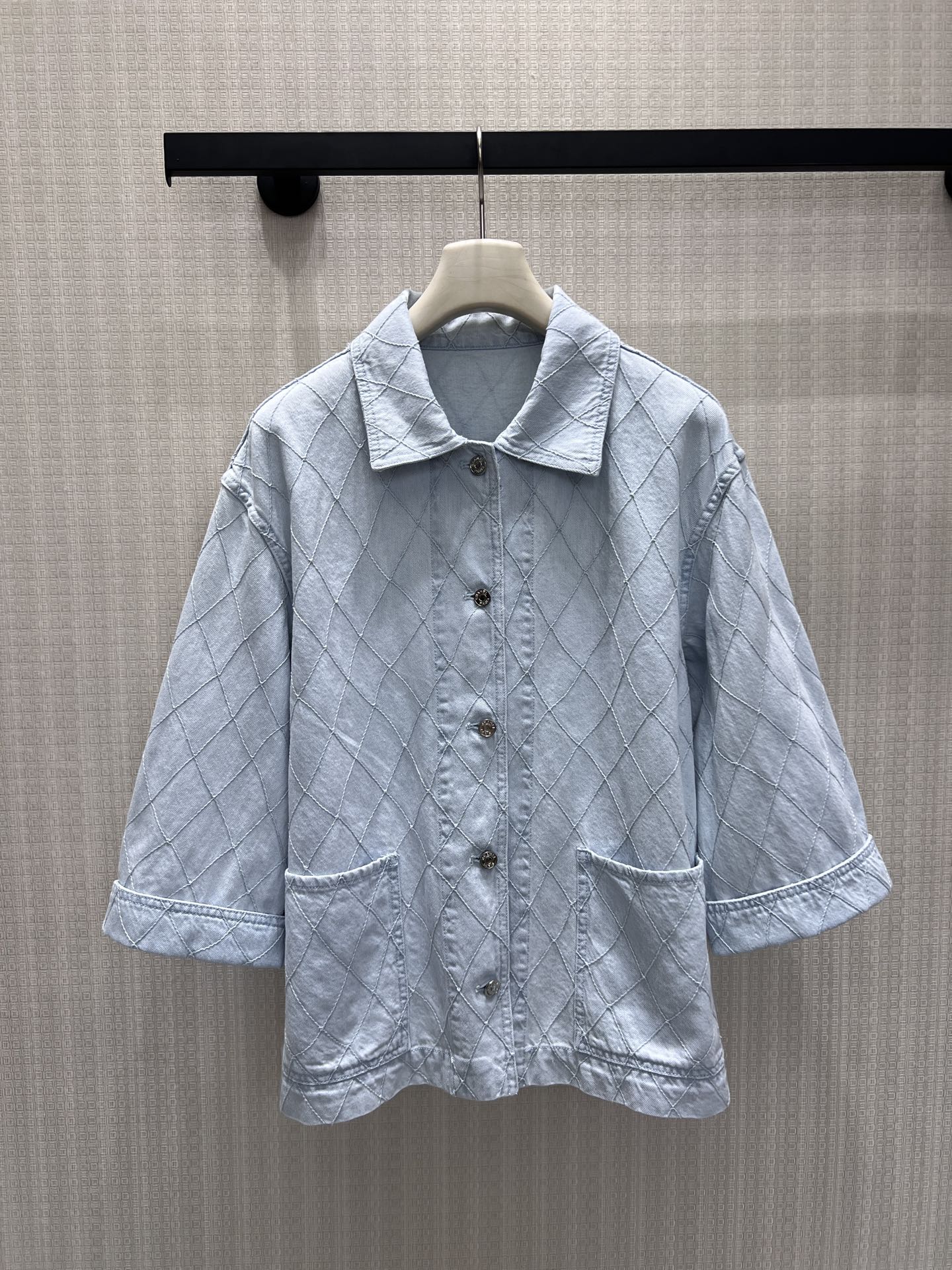 NO:890203,26 spring and summer new products  The light blue rhombus denim jacket combines the sophistication of Xiaoxiang style with the relaxation of denim. The three-dimensional rhombus quilted texture has a high-end texture, the soft light blue tone is gentle and refreshing, and the lapel and three-quarter sleeves are neatly designed to reduce age and are loose.  The silhouette hides the flesh without weighing down the figure. The details of the metal buttons and patch pockets are full of exquisiteness. It is casual and handsome when worn alone. It can also be layered to create a lazy and layered look. It is a textured addition to the spring and summer wardrobe. Ready for sale smL,,jackets  & coats,1986090926春夏新品 浅蓝菱格牛仔外套,把小香风的精致与牛仔的松弛揉得恰到好处.立体菱格绗缝肌理自带高级质感,柔和浅蓝调温柔又清爽,翻领与七分袖设计利落减龄,宽松廓形藏肉不压个子.金属纽扣与贴袋细节尽显考究,单穿随性帅气,叠穿也能打造慵懒层次感,是春夏衣橱里的质感加分款.现货出售smL,,jackets & coats,,Women's clothing
