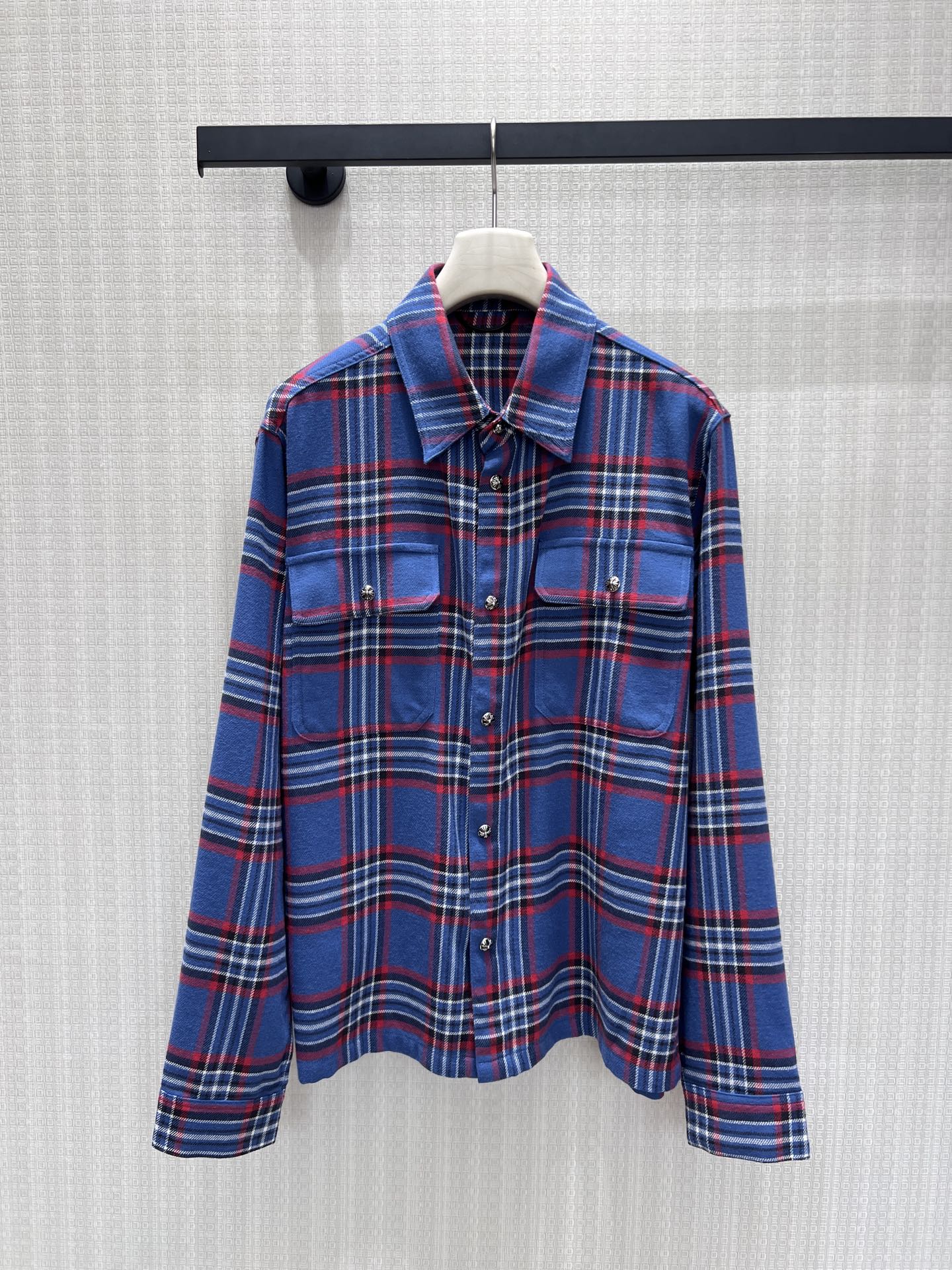 NO:874754,26 spring and summer new shirts come with high-end street plaid shirts, with blue and red contrasting plaids to break the dullness. The loose-shouldered version is lazy and casual, and does not flatter the body shape to hide the flesh and make you look slimmer. Metal details and brand iconic elements hide ingenuity. The crisp fabric has both texture and drape. It is casual and handsome when worn alone. It can also be layered to create a sense of layering. It is easy to achieve the relaxed and noble American street accent. Ready for sale smL, shirts,1986090926春夏新品衬衫 自带街头高级感格纹衬衫,以蓝红撞色格纹打破沉闷,宽松落肩版型慵懒随性,不挑身形更藏肉显瘦.金属细节与品牌标志性元素暗藏巧思,挺括面料兼具质感与垂坠感,单穿随性帅气,叠穿也能打造层次感,轻松拿捏松弛又贵气的美式街头腔调.现货出售smL,,shirts,,Women's clothing