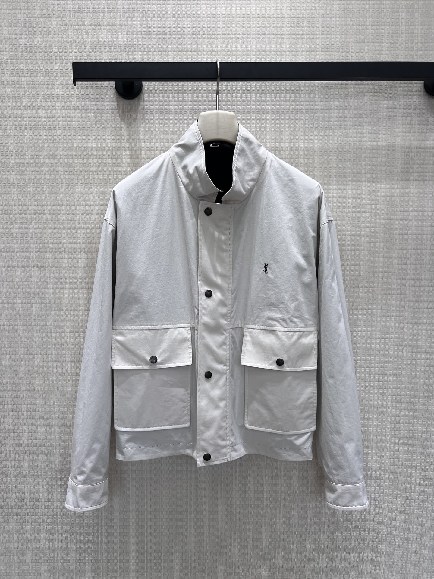 NO:874702,26 new spring and summer jackets. A double-sided short jacket with a relaxed and high-end feel. It is a 'universal match' in the wardrobe. One side is navy blue and crisp, and the other side is off-white, gentle and clean. One piece unlocks two styles. The loose shoulder cut is not bulky, the crisp fabric has its own texture, and the contrasting details of the folded cuffs hide ingenuity. It can be worn with jeans or skirts to give a casual French accent. Ready for sale sml, skirts, jeans, jackets  & coats,1986090926春夏新品外套 自带松弛高级感的双面穿短款外套,是衣柜里的“万能搭子”.一面藏青利落飒爽,一面米白温柔干净,一件解锁两种穿搭氛围.宽松落肩剪裁不压个子,挺括面料自带质感,翻折袖口的撞色细节暗藏巧思,搭配牛仔裤或半裙都能穿出随性的法式腔调.现货出售smL,,skirts,jeans,jackets & coats,,Women's clothing