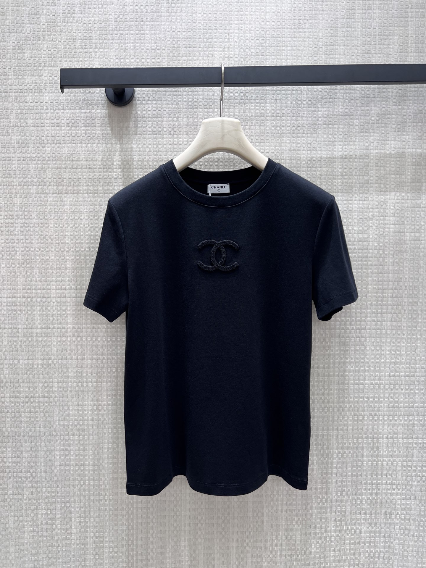 NO:878475,26 new spring and summer short sleeves  The three-color selection of white/pink/black is suitable for various wearing scenarios. It is made of soft, waxy and breathable cotton material, which feels delicate and skin-friendly. The neat shoulder cut optimizes the head and shoulder ratio. The double C logo is three-dimensionally embroidered on the chest, and the exquisite texture hides the brand texture. Simple and short version  Easily matched with skirts and jeans. No extra design, minimalist texture to interpret light and luxurious daily life, you can wear it for commuting and leisure with an elegant and casual style. Ready for sale sml, skirts, jeans, T-shirt,1986090926春夏新品短袖 白/粉/黑三色甄选,适配多样穿搭场景.甄选软糯透气棉料,触感细腻亲肤,利落正肩剪裁优化头肩比例.胸口立体刺绣双C标识,精致肌理暗藏品牌质感,简约短款版型轻松搭配半裙与牛仔裤.不堆砌多余设计,以极简质感诠释轻奢日常,通勤休闲皆能穿出优雅随性格调.现货出售smL,,skirts,jeans,T-shirt,,Women's clothing