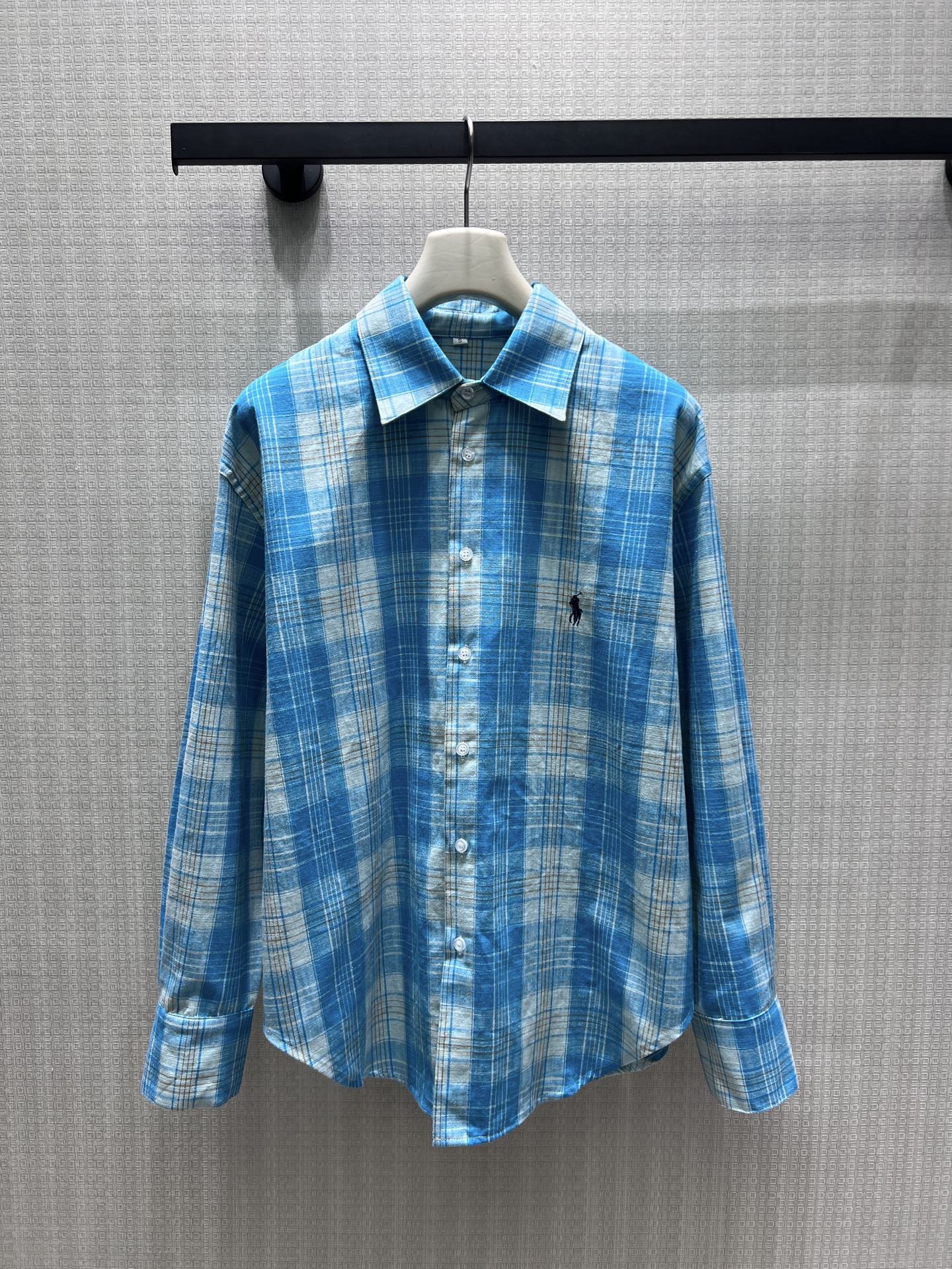 NO:879019,26 new spring and summer shirts. The blue and white plaid pattern brings out the refreshing filter of summer. The oversize silhouette has a lazy and relaxed feeling. The breathable texture fabric is skin-friendly and breathable, and the exquisite small label on the chest hides the details. It can be worn casually or as an outer layer to easily capture the Korean atmosphere. It is a high-end item that will never go out of style in the wardrobe. Ready for sale smL, versace, shirts,1986090926春夏新品 衬衫 蓝白格纹晕染出夏日的清爽滤镜,oversize廓形自带慵懒松弛感.透气肌理面料亲肤透气,胸口精致小标暗藏细节,单穿随性或外搭都能轻松拿捏韩系氛围感,是衣橱里永不过时的高级单品.现货出售smL,,versace,shirts,,Women's clothing