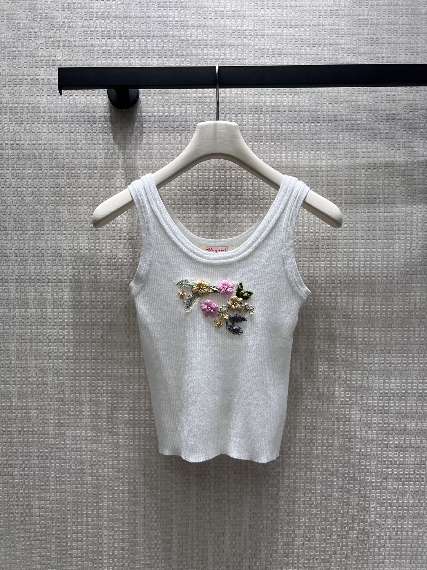 NO:879039,26 new spring and summer wool vest. The black and white stripes have a relaxed atmosphere, and the soft pit knitting texture outlines just the right gentle curves. The hand-nailed three-dimensional flower cluster on the chest is decorated with soft pink flowers and gold leaves, injecting the sweetness of spring into the simple base. It is a versatile and attractive age-reducing item in the wardrobe. It can be worn alone or layered to show the girlish agility. Ready for sale smL,,1986090926春夏新品 羊毛背心 黑白条纹自带松弛氛围感,软乎乎的坑条针织肌理,勾勒出恰到好处的温柔曲线.胸前手工钉制的立体花簇,以粉调柔花缀以金叶,为简约基底注入春日甜意,是衣橱里百搭又耐看的减龄单品,单穿或叠搭都尽显少女灵动.现货出售smL,,,Women's clothing