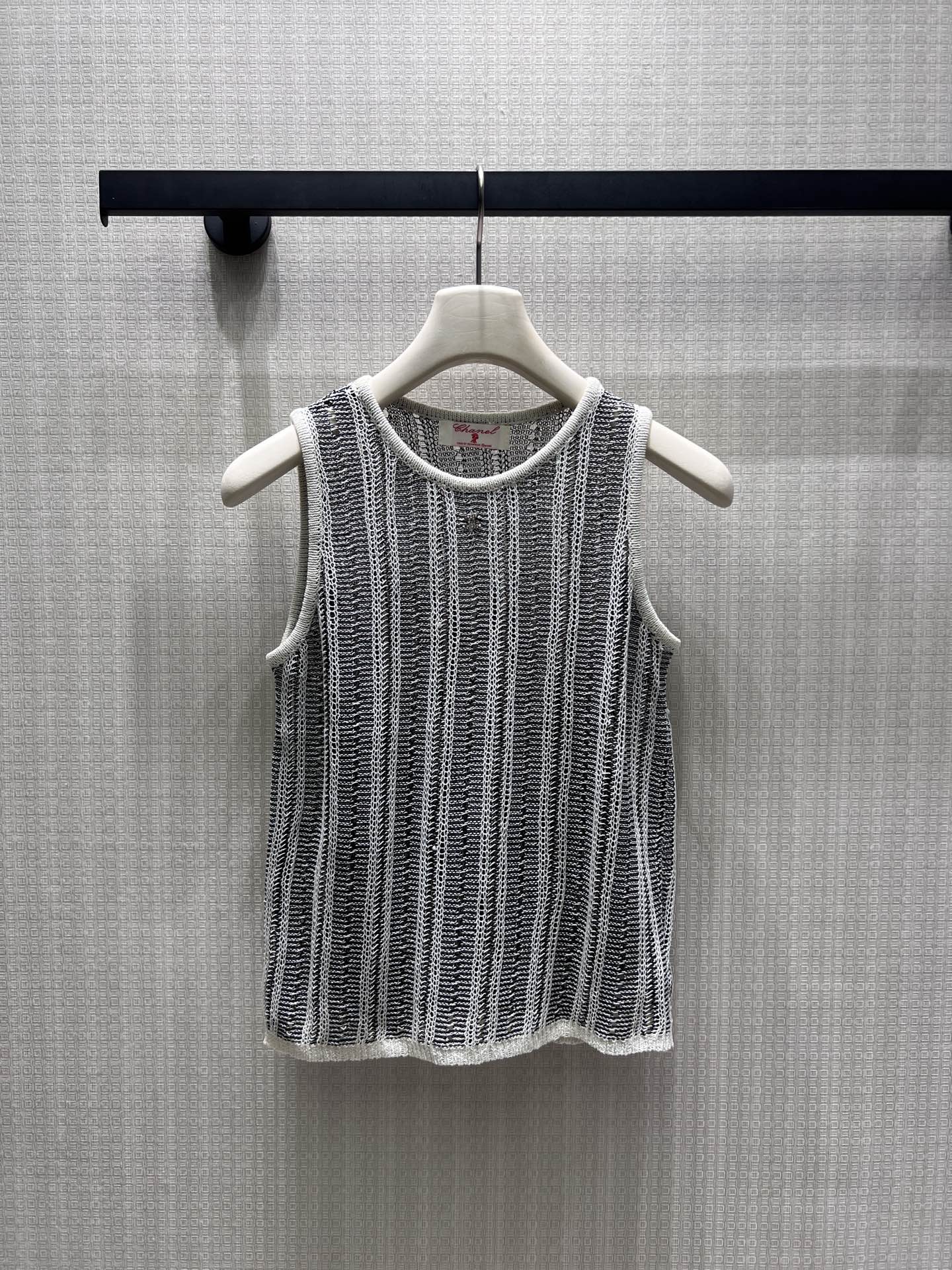 NO:879013,26 spring and summer new arrivals vest sweater  The texture narrative is woven with black and white stripes, giving it a cool and high-end feel. The vertical grain texture modifies the body shape, and the slightly transparent texture hides the sense of breathing. The round-neck sleeveless tailoring is neat and slimming, and the edge contrasting details enhance the sophistication. The soft and sinewy knitted fabric fits the skin without being tight. It can easily create a French relaxed atmosphere when worn alone or layered. It is a textured item that is highly suitable for the wardrobe. Ready for sale smL,,sweaters,1986090926春夏新品 背心毛衣 以黑白条纹织就肌理叙事,自带清冷高级感.竖纹肌理修饰身形,微透质感暗藏呼吸感,圆领无袖剪裁利落显瘦,边缘撞色细节提升精致度.软而有筋骨的针织面料贴合肌肤不紧绷,单穿或内搭都能轻松营造法式松弛氛围,是衣橱里适配度极高的质感单品.现货出售smL,,sweaters,,Women's clothing