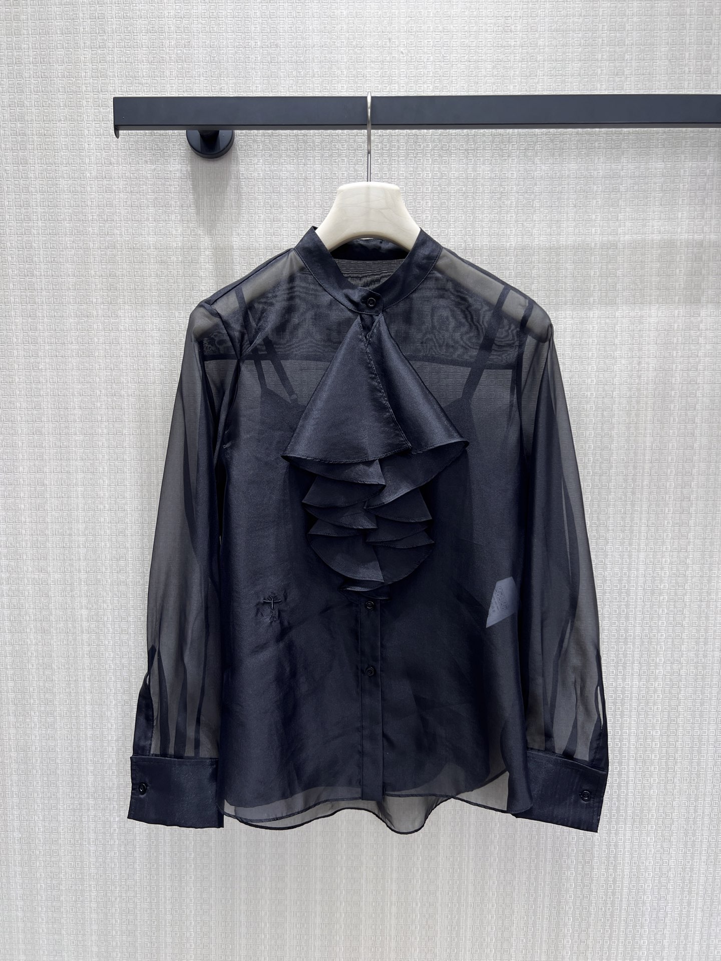 NO:887630,26 new spring and summer shirts, black and white, clear white tone with soft light filter, micro-transparent gauze fabric as light as mist, organza, cascading ruffles on the chest, flowing with romantic atmosphere, stand-up collar and long-sleeved design, both elegant and decent, exquisite small label hidden details, gentle and restrained, it is a temperament shirt suitable for commuting and dating. Ready for sale smL, shirts,1986090926春夏新品 衬衫 黑白 清透白调自带柔光滤镜,微透纱质面料如薄雾般轻盈欧根纱 ,胸前层叠荷叶边流淌浪漫气息,立领与长袖设计兼具优雅与得体,精致小标暗藏细节,温柔又克制,是通勤与约会都适配的气质款衬衫 现货出售smL,,shirts,,Women's clothing