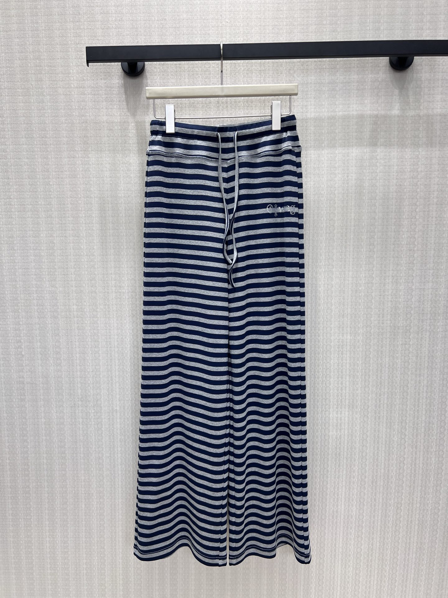 NO:877180,26 new spring and summer casual pants  The classic navy blue contrasting gray stripes have a lazy atmosphere. The soft and skin-friendly fabric has a full drape, and the upper body is smooth and does not stick to the legs. The elastic drawstring waistband is suitable for various waist sizes, and the side is decorated with small embroidery details. The loose wide-leg version hides the flesh and is cleverly modified.  The leg shape covers the fat on the calf. It is very casual with short tops and T-shirts for daily use. It is suitable for home and outings. It is a must-have item to wear with a relaxed feeling. It can be worn casually with a lazy Korean style. Ready for sale sml, tees, t-shirt,1986090926春夏新品 休闲裤 经典藏青撞灰条纹自带慵懒氛围感,软糯亲肤的面料垂坠感拉满,上身顺滑不贴腿.松紧抽绳腰头适配各种腰围,侧边小巧刺绣点缀细节.宽松阔腿版型藏肉显瘦,巧妙修饰腿型,遮盖小腿赘肉.日常搭配短上衣、T恤都很随性,居家外出两不误,松弛感穿搭刚需单品,随性穿出慵懒韩系腔调.现货出售smL,,tees，t-shirt,,Women's clothing