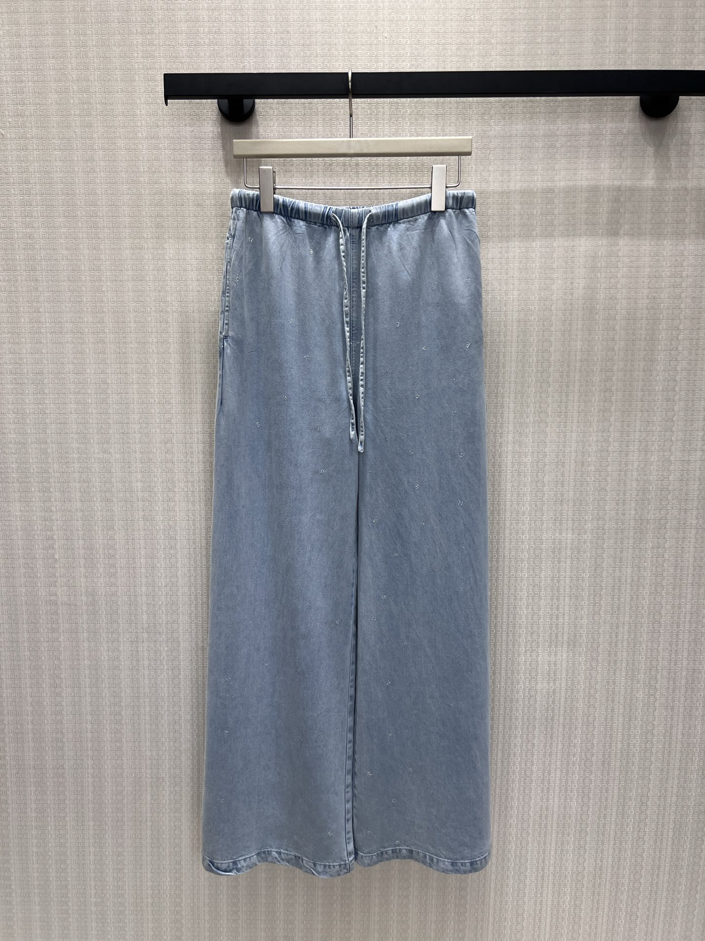 NO:877154,26 new spring and summer jeans  Refreshing washed light blue has a summery atmosphere. It is made of soft and waxy Tencel denim fabric, which is drapeable, breathable and not stuffy. The fine invisible embroidery on the whole pants is exquisite and durable, and the elastic drawstring waist is not flattering. The loose wide-leg tailoring hides the flesh of the legs and lengthens the body proportions. It is casual and fashionable with a short shirt, suitable for commuting, traveling, and at home, and it is easy to create a lazy and refreshing Korean casual style. Ready for sale smL,,jeans,1986090926春夏新品 牛仔裤 清爽水洗浅蓝自带夏日氛围感,甄选软糯天丝牛仔面料,垂坠透气不闷汗.全裤细碎隐形刺绣精致耐看,松紧抽绳腰头不挑身材.宽松阔腿剪裁藏住腿部肉肉,拉长身形比例.搭配短款小衫随性时髦,通勤、出游、居家都适配,轻松拿捏慵懒清爽的韩系休闲风.现货出售smL,,jeans,,Women's clothing