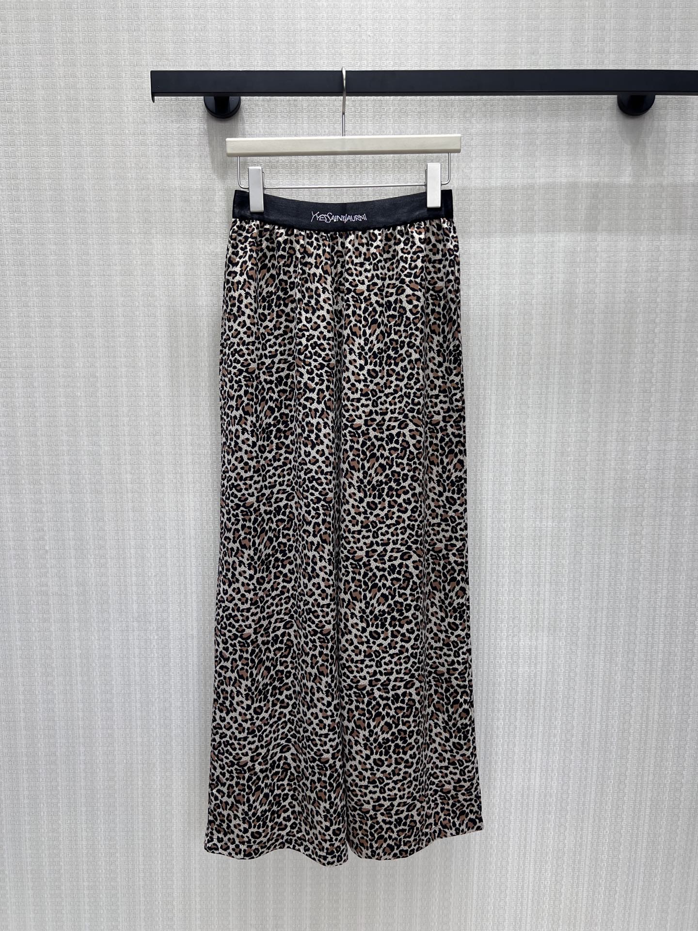 NO:877129,26 new spring and summer casual pants  The classic leopard print is blended with a relaxed tone, and the brown and black mottled pattern has a retro high-end texture, jumping out of the exaggerated stereotype. The soft and waxy fabric drape neatly, not close to the body and not bulky. The letter embroidery on the waist has exquisite details, and the elastic waist  It accommodates all body shapes. The wide-leg version modifies the leg line and optimizes the proportions. Pair it with a plain top to balance and show off your aura. It can be worn casually on the street for a casual and luxurious style. It has both a sense of atmosphere and practical wear. Ready for sale smL,,1986090926春夏新品 休闲裤 经典豹纹糅合松弛调性,棕黑斑驳纹路自带复古高阶质感,跳出浮夸刻板印象.软糯垂顺面料垂坠利落,不贴身不臃肿.腰头字母刺绣细节考究,松紧腰包容各类身形.阔腿版型修饰腿线、优化比例,搭配素色上衣平衡张扬气场,日常出街随性穿出慵懒轻奢范,氛围感与实穿性兼备.现货出售smL,,,Women's clothing