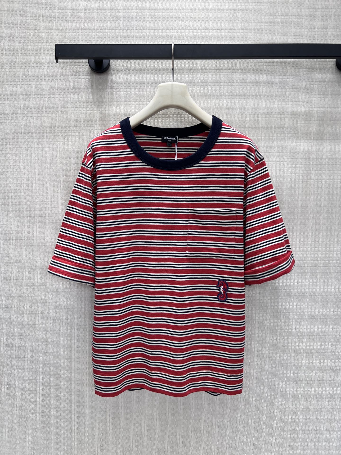 NO:875951,26 spring and summer new products  Cha** retro red and brown contrasting striped T-shirt, blending French lazy style, navy round collar cleverly outlines the neck line, contrasting details enhance sophistication. Selected soft and waxy breathable fabrics, with a relaxed drape texture, exquisite embroidery logo on one side, low-key hidden brand ingenuity. Loose shoulder version  Tolerant of all body types, the red and black pinstripes are retro and eye-catching. They look great when worn alone. Layered with suits and vests, they also add a sense of atmosphere. They are suitable for daily commuting and leisure outings. The classic stripes will never go out of style. Ready for sale sml, tees, t-shirt, business  suit,1986090926春夏新品 Cha**复古红棕撞色条纹T恤,糅合法式慵懒格调,藏青圆领巧妙勾勒脖颈线条,撞色细节提升精致度.甄选软糯透气面料,自带松弛垂坠质感,单侧精致刺绣标识,低调暗藏品牌巧思.宽松落肩版型包容各类身形,红黑白细条纹复古耐看,单穿随性出彩,叠搭西装马甲亦氛围感拉满,日常通勤与休闲出游都适配,经典条纹永不过时.现货出售smL,,tees，t-shirt,business suit,,Women's clothing