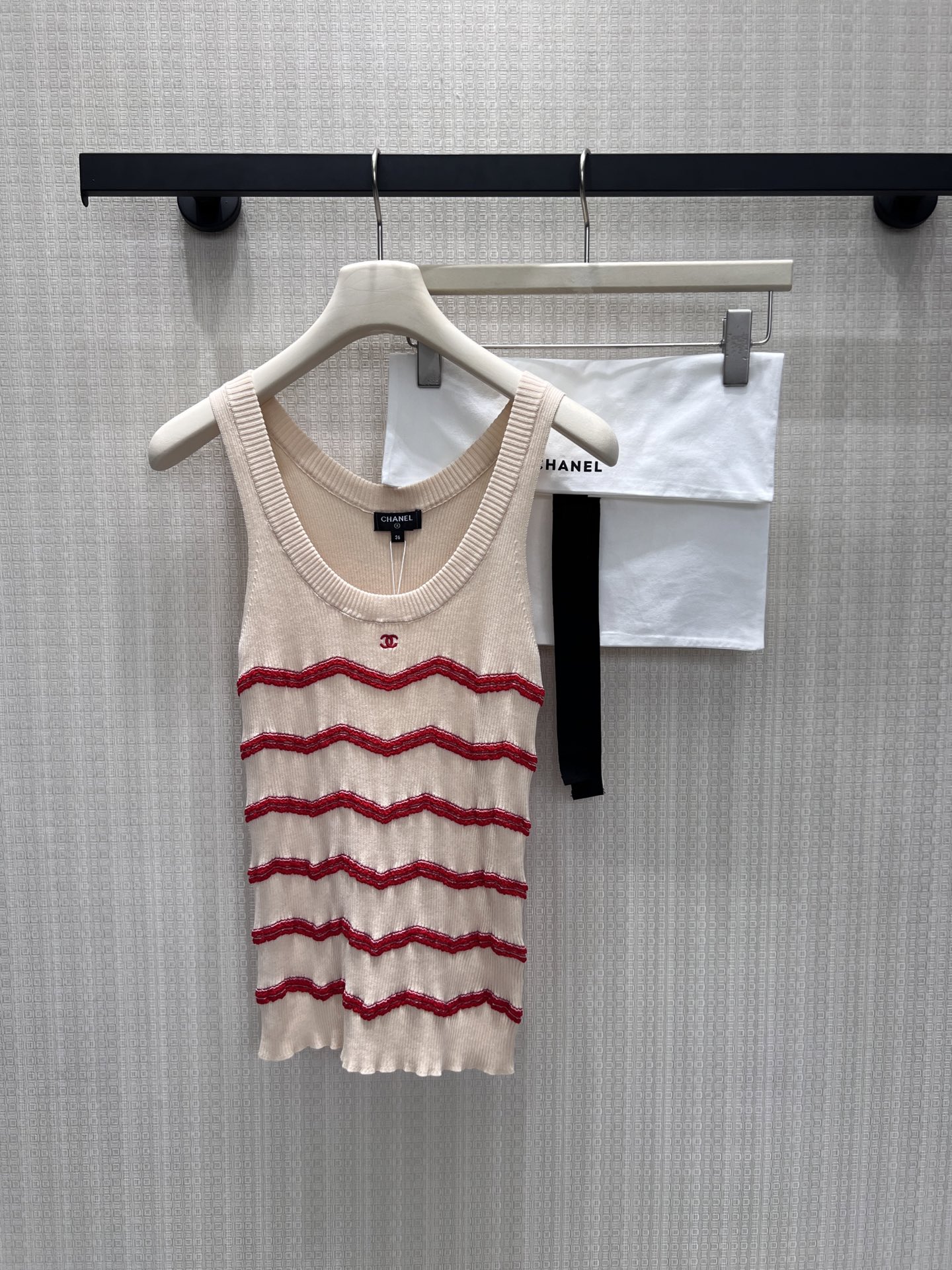 NO:878467,26 spring and summer new product Che** Xiaoxiangfeng Benming knitted vest is here, with a milky white base + red wavy pattern, with a French retro atmosphere. Exquisite double C embroidery embellishment, and the details are directly immersed. Soft and waxy knitted fabric, skin-friendly and textured. Wide shoulder straps + round neck design, neat and hidden. Wear alone to reduce age, wear a shirt inside and instantly become an elegant lady. Layer it in spring and summer, and easily achieve the feeling of a lady!  Ready for sale smL, shirts,1986090926春夏新品Che**小香风本命针织背心来啦奶白基底+正红波浪纹,自带法式复古氛围 精致双C刺绣点缀,细节控直接沦陷 软糯针织面料,亲肤又有质感 宽肩带+圆领设计,利落又藏 单穿清爽减龄,内搭衬衫秒变优雅大小姐 春夏叠穿刚需,轻松拿捏名媛感！现货出售smL,,shirts,,Women's clothing